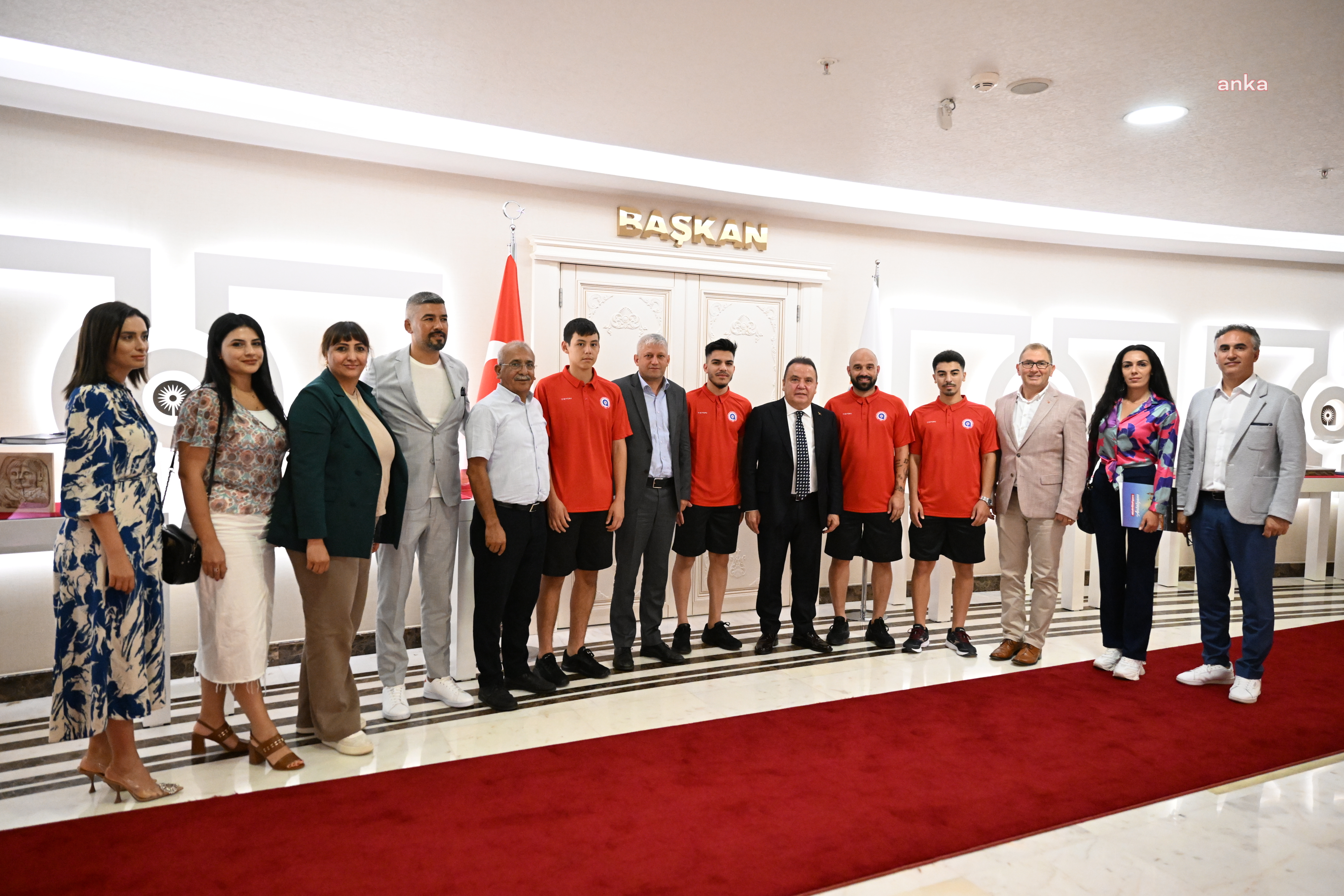 ANTALYA BÜYÜKŞEHİR BELEDİYESİ AYAK TENİS TAKIMI, MUHİTTİN BÖCEK’İ ZİYARET ETTİ