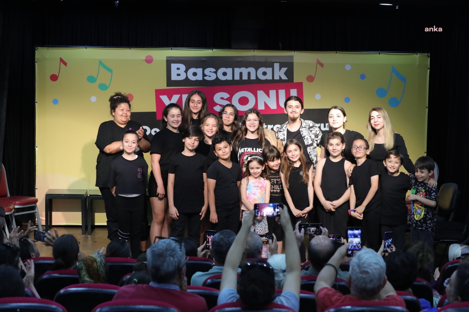BAYRAKLILI TİYATROCULAR AYAKTA ALKIŞLANDI