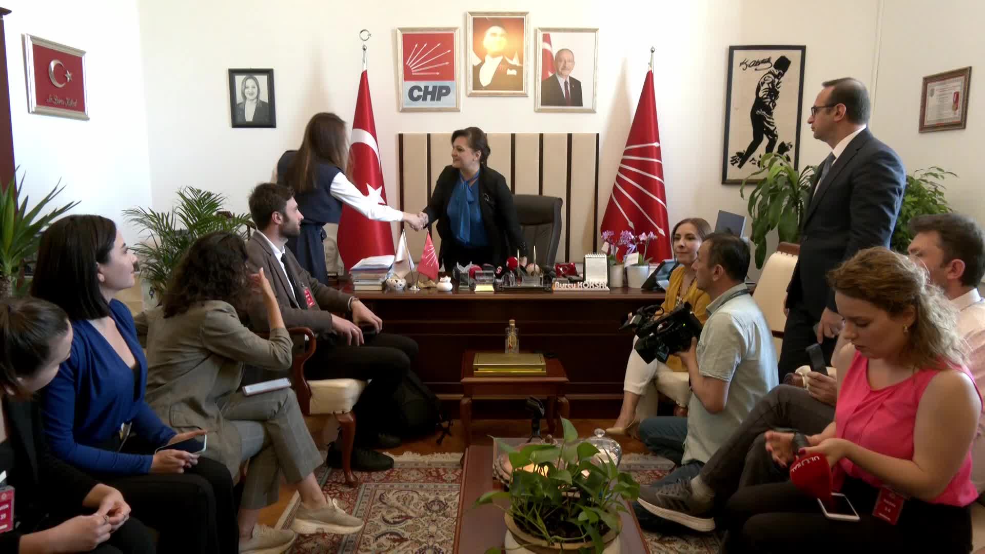 BURCU KÖKSAL'DAN "AKIN GÜRLEK" TEPKİSİ: "AKP’DE DEĞİŞEN BİR ŞEY YOK, ESKİ TAS, ESKİ HAMAM DEVAM EDİYOR, HATTA ÜLKEYİ DAHA DA KÖTÜYE GÖTÜRÜYORLAR"