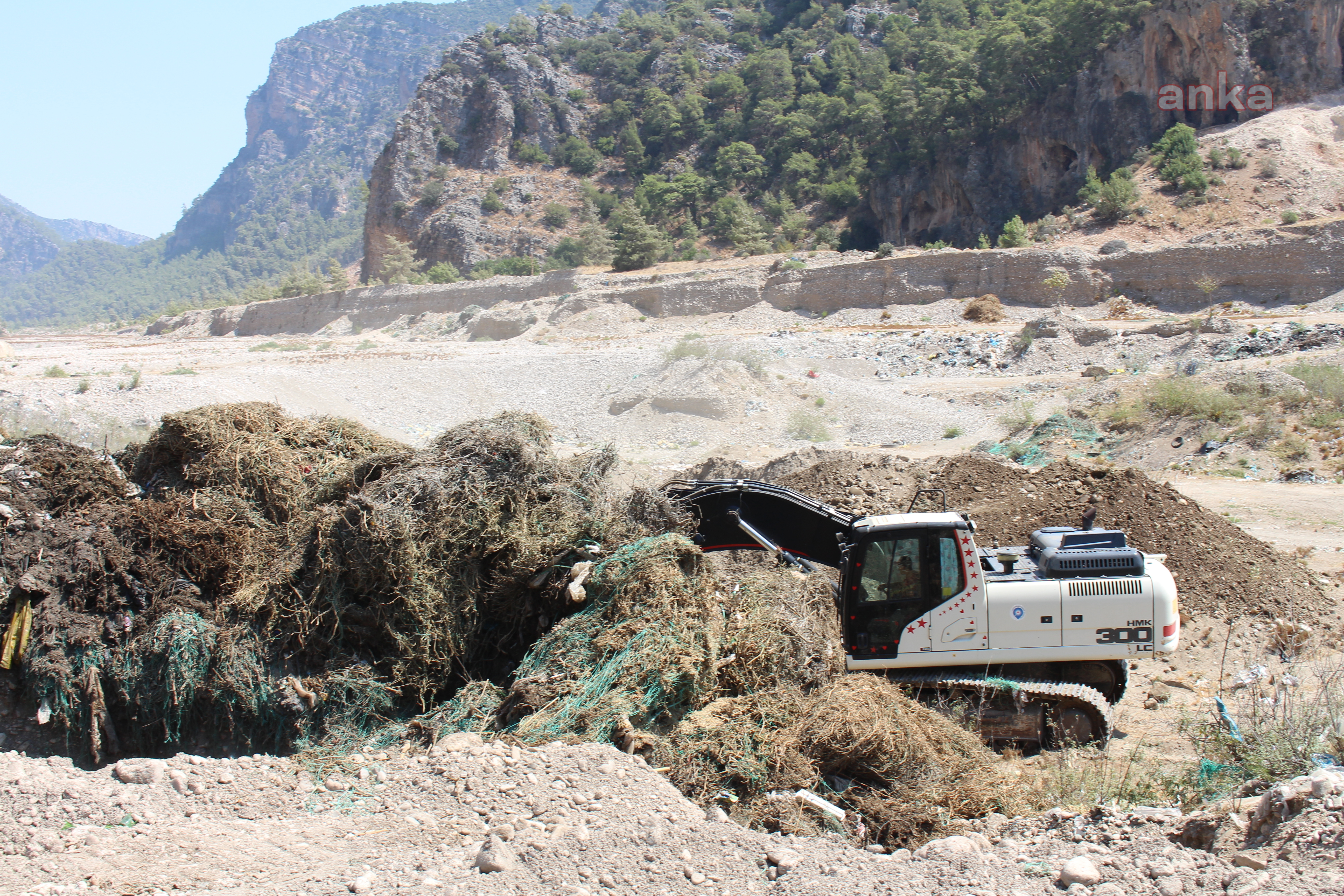 ANTALYA BÜYÜKŞEHİR'DEN FİNİKE'DE TEMİZLİK ÇALIŞMASI