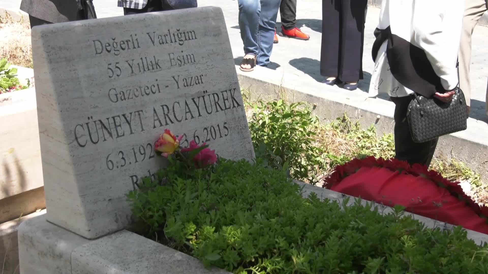 GAZETECİ CÜNEYT ARCAYÜREK VEFATININ 8. YILINDA MEZARI BAŞINDA ANILDI. ESİN ARCAYÜREK: “YOKLUĞUNU HEP HİSSEDİYORUM, HİÇ KAYBOLMUYOR. TÜRKİYE DE EN İYİ GAZETECİLERİNDEN BİRİNİ ARIYOR”