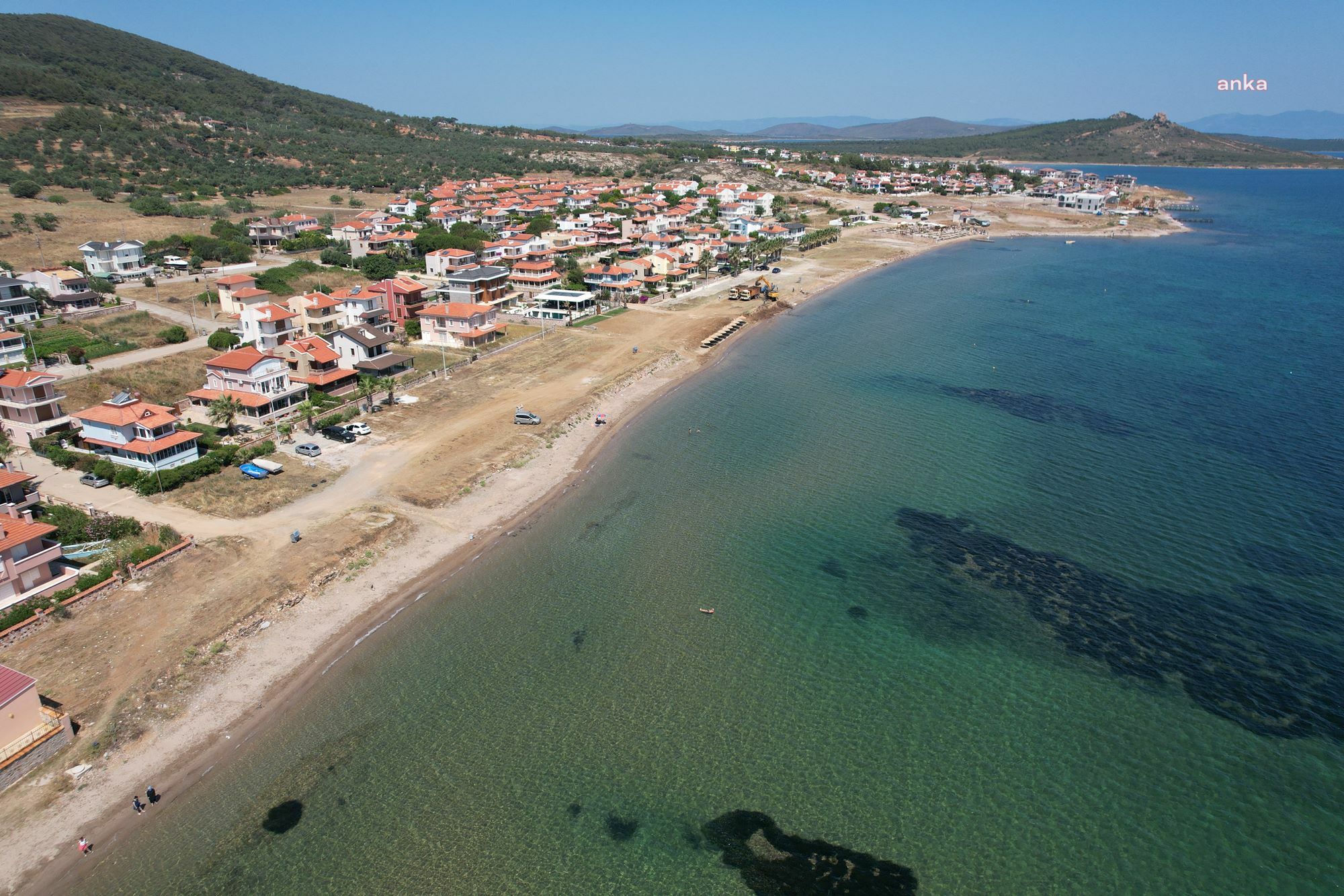 AYVALIK BELEDİYESİ’NDEN CUNDA'DAKİ ARKA DENİZ PLAJI’NDA TEMİZLİK ÇALIŞMASI