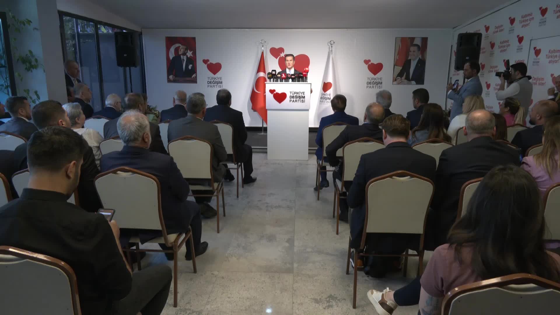 SARIGÜL: “ALDIĞIMIZ BU KARARLA TDP, TARİHE KARIŞMAMIŞ, CHP’NİN TARİHİYLE BÜTÜNLEŞMİŞ OLDU. DEMOKRASİ TARİHİMİZİN GURUR SAYFASINDA YER ALDI”