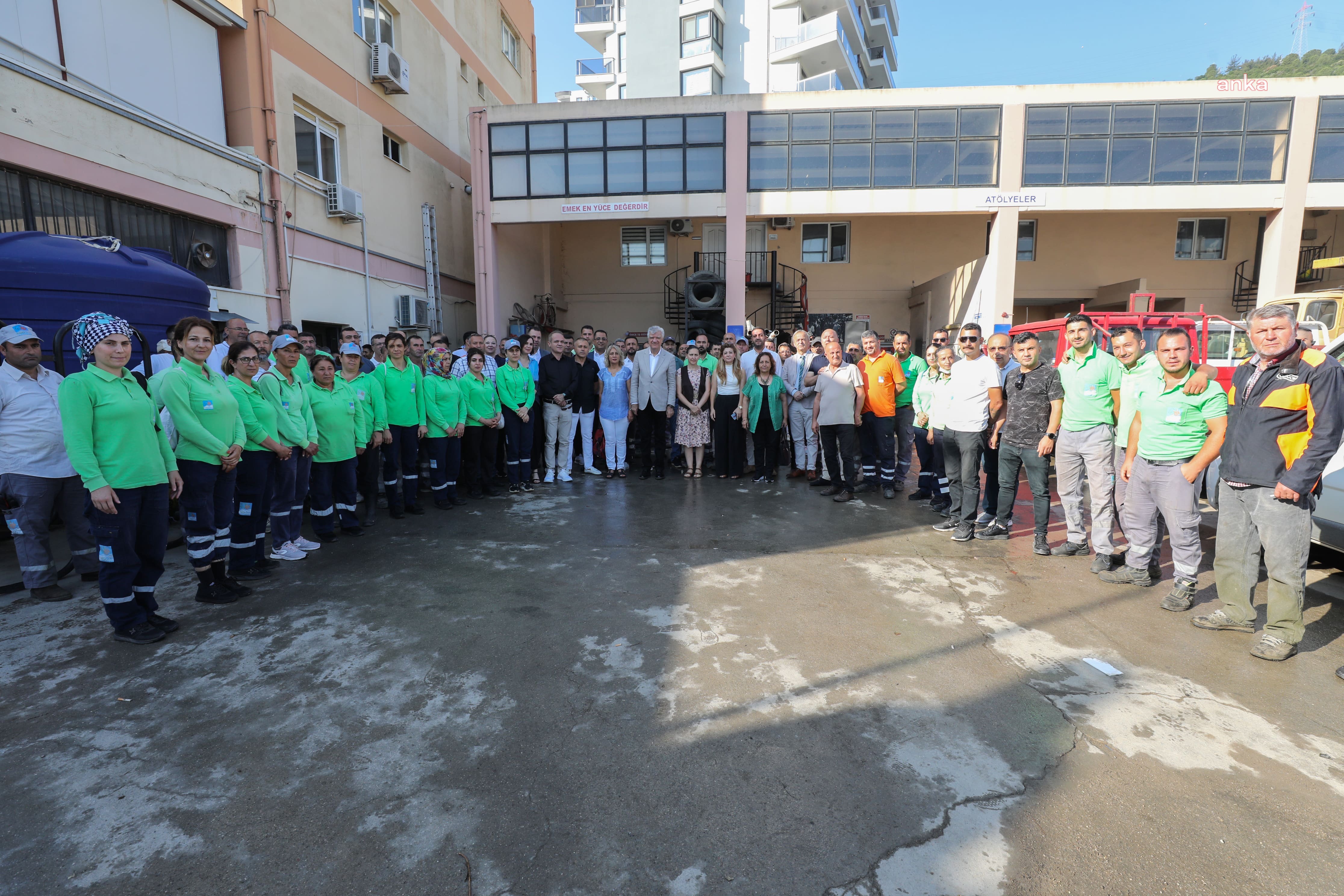 NARLIDERE BELEDİYE BAŞKANI ENGİN, BELEDİYE PERSONELİYLE BAYRAMLAŞTI