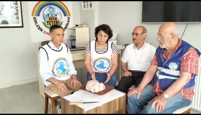 BİRLEŞİK EMEKLİLER SENDİKASI ÜYELERİ, KURBAN BAYRAMI NEDENİYLE “SEMBOLİK TAVUK” KESTİ