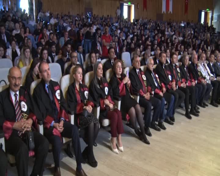 FIRAT ÜNİVERSİTESİ MEZUNİYET TÖRENİNDE, DEPREMDE HAYATINI KAYBEDEN ÖĞRENCİLER ANILDI
