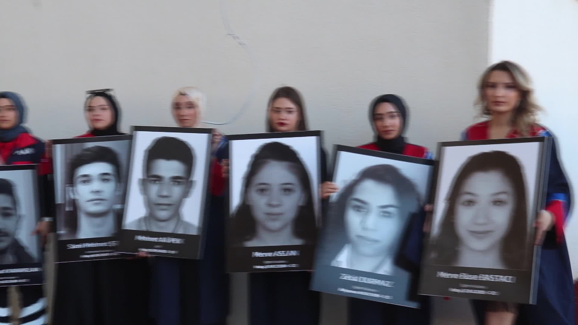 MEHMET AKİF ERSOY ÜNİVERSİTESİ MEZUNİYET TÖRENİNDE, DEPREMDE HAYATINI KAYBEDEN ÖĞRENCİLER UNUTULMADI