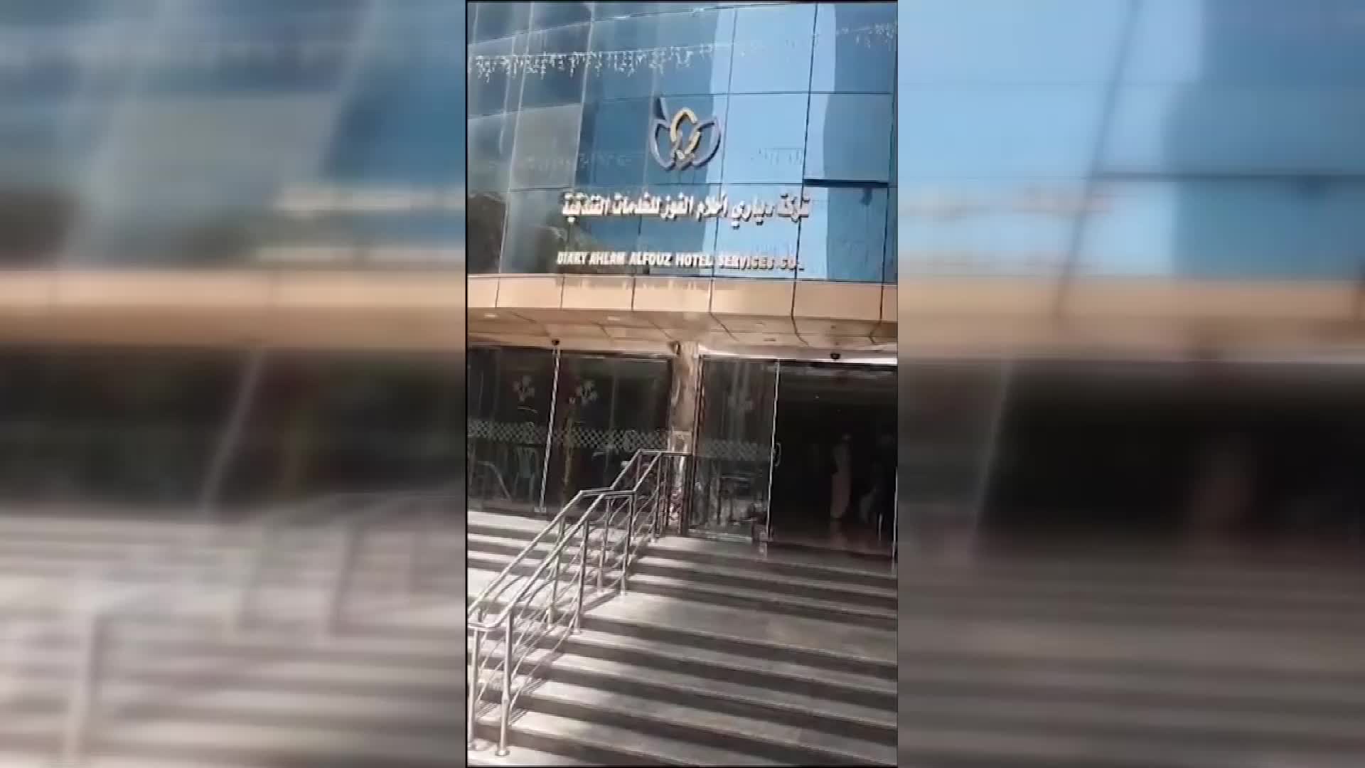 DEPREMZEDE HACILAR, MEKKE’DE KENDİLERİ İÇİN AYARLANAN OTELDEN ŞİKAYET ETTİ: “BİR YATAKTA İKİ KİŞİ KALAN MI DERSİN, TABAKLARIN SADECE KAĞITLA SİLİNEREK VERİLMESİ Mİ DERSİN, YOLDA KALANLAR MI DERSİN”