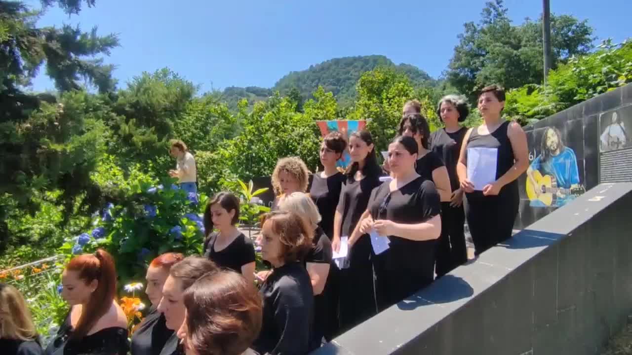 KAZIM KOYUNCU MEZARI BAŞINDA ANILDI. “KAZIM, UNUTMUŞ OLDUĞUMUZ DEVRİMCİ RUHUMUZU, 12 EYLÜL FAŞİZMİNDE YENİK DÜŞTÜĞÜMÜZ O DEVRİMCİ RUHU GİTARININ TELİYLE, SÖZÜYLE, DURUŞUYLA ORTAYA ÇIKARDI”