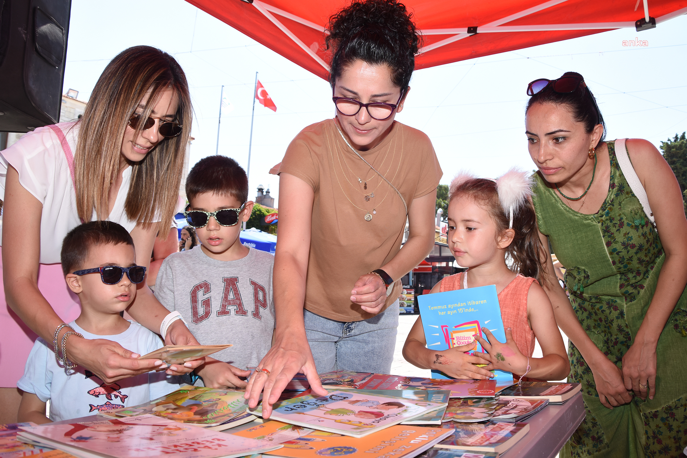 FOÇA’DAKİ KİTAP ŞENLİĞİ'NDE 2 BİN ADET KİTAP DAĞITILDI