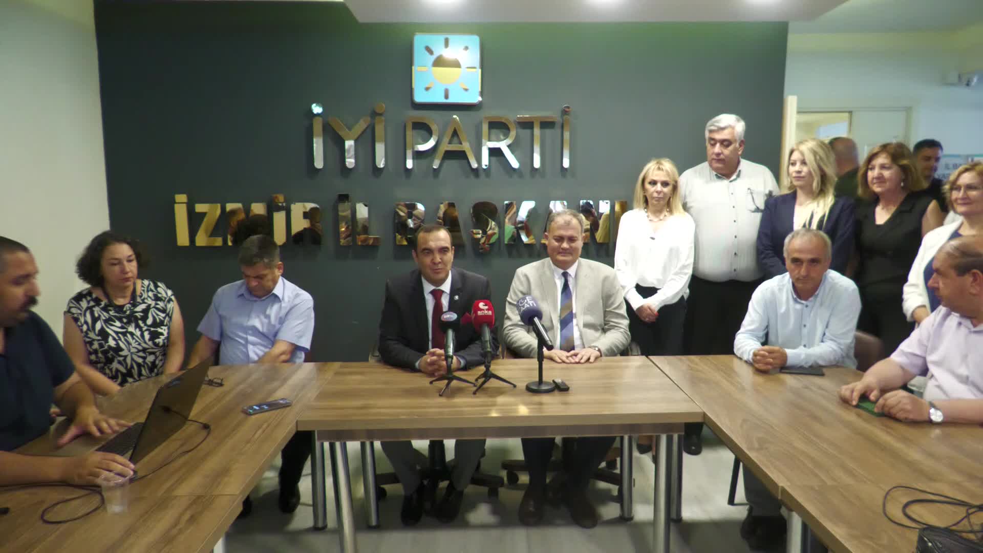 İYİ PARTİ İZMİR İL BAŞKANI BEZİRCİLİOĞLU: “ÜLKEDE EKONOMİK SIKINTI BÜYÜK. GIDA ENFLASYONU DÜNYADA REKOR ÜSTÜNE REKOR KIRIYOR”