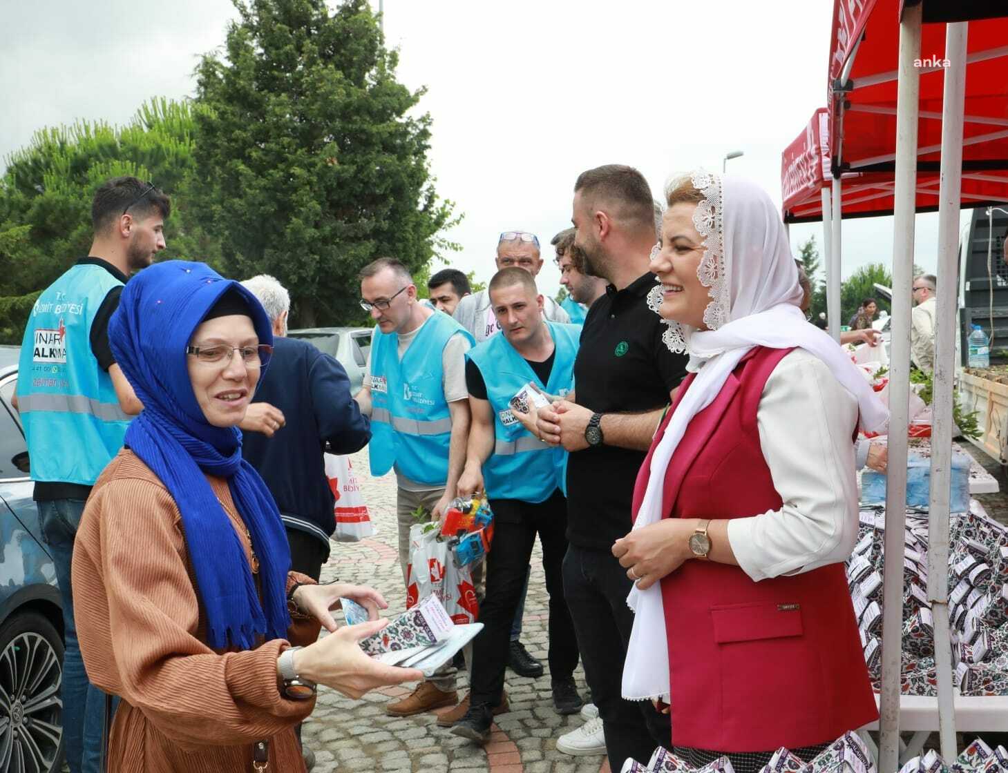 İZMİT BELEDİYESİ, MEZARLIKLARI ZİYARET EDEN VATANDAŞLARI YALNIZ BIRAKMADI
