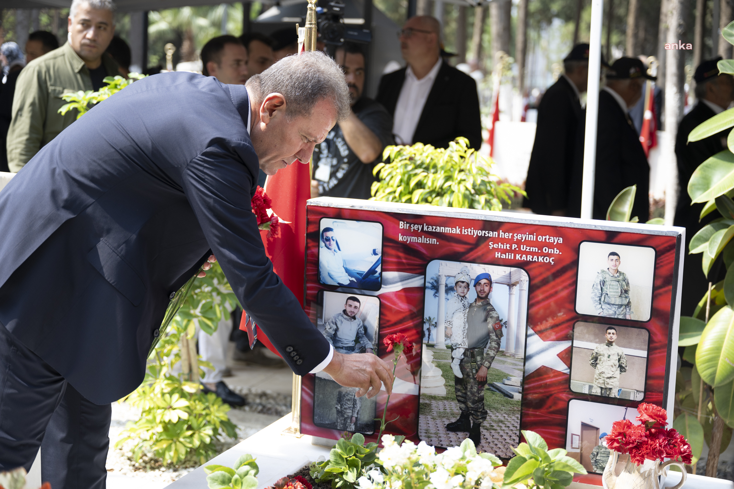 VAHAP SEÇER, KURBAN BAYRAMI ARİFESİNDE ŞEHİTLİĞİ ZİYARET ETTİ