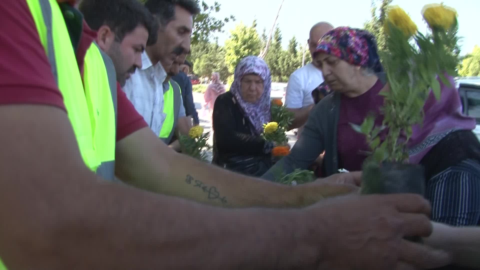 İZMİR BÜYÜKŞEHİR BELEDİYESİ, YAKINLARININ MEZARINI ZİYARETE GELENLERE ÇİÇEK DAĞITTI