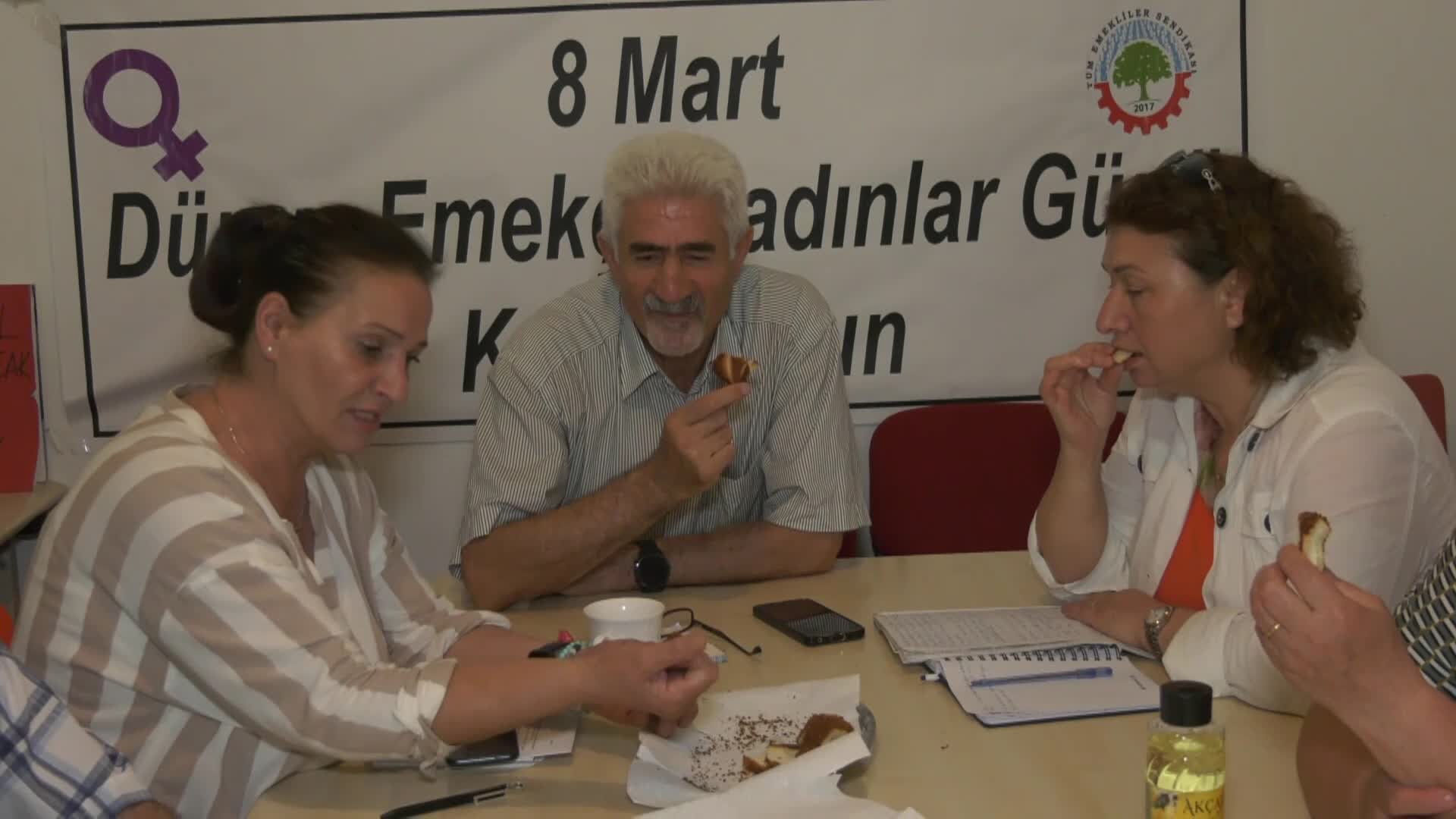 EMEKLİLER BAYRAMA ÇAY-SİMİT İLE GİRDİ… TÜM EMEKLİLERİN SENDİKASI’NDAN AYŞE AKGÜL: “NE TATLI ALABİLDİK NE ÇİKOLATA, NE KOLONYA. ÇÜNKÜ KARNIMIZI DOYURAMIYORUZ”