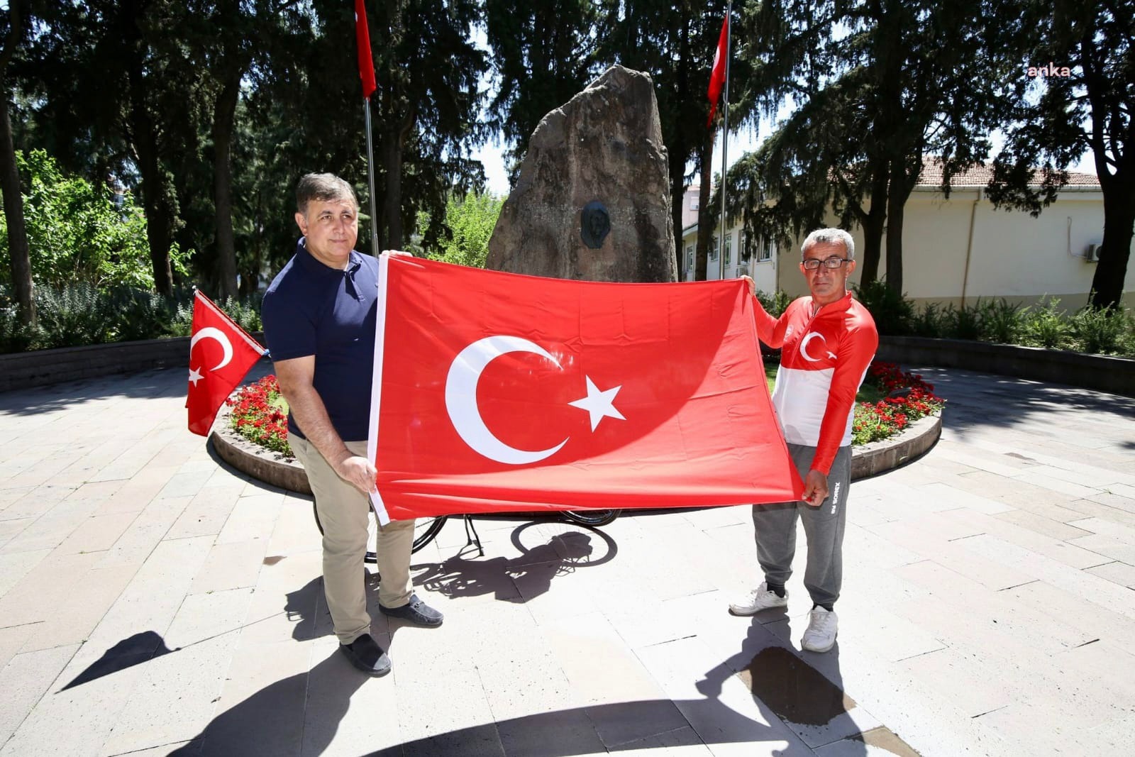 CUMHURİYETİN 100. YILI ANISINA SİVAS’TAN KARŞIYAKA’YA PEDALLADI
