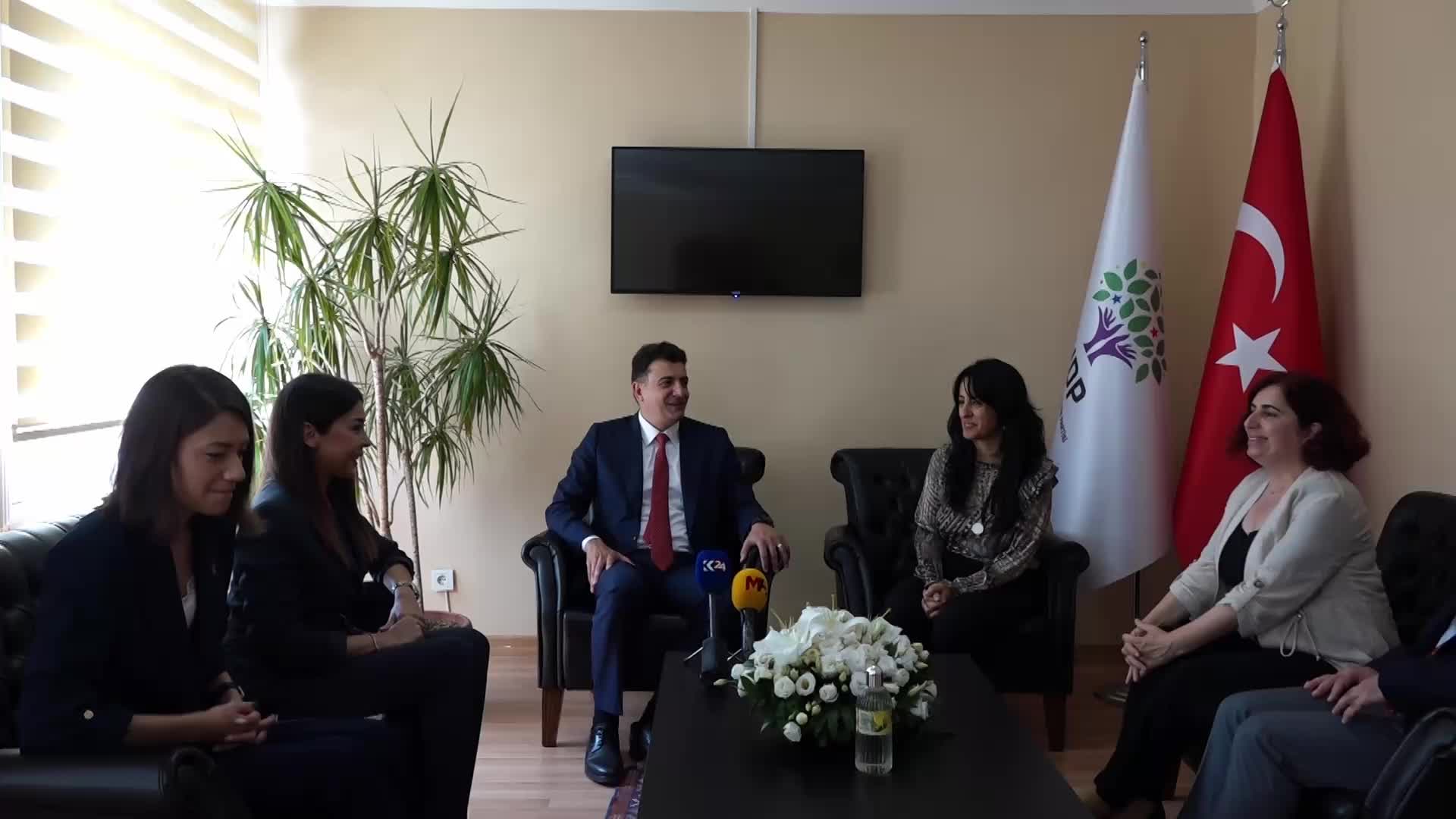 SİYASİ PARTİLERDE BAYRAMLAŞMA ZİYARETLERİ… HDP’Yİ ZİYARET EDEN CHP HEYETİNİN BAŞKANI ZEYNEL EMRE: “KAMU GÜVENLİĞİ KAVRAMI İLE TEMEL HAK VE ÖZGÜRLÜKLERİN KESİŞTİĞİ NOKTALAR; BU SINIRIN HUKUK İLE ÇİZİLMESİ HERKESİN TEMEL ARZUSU”