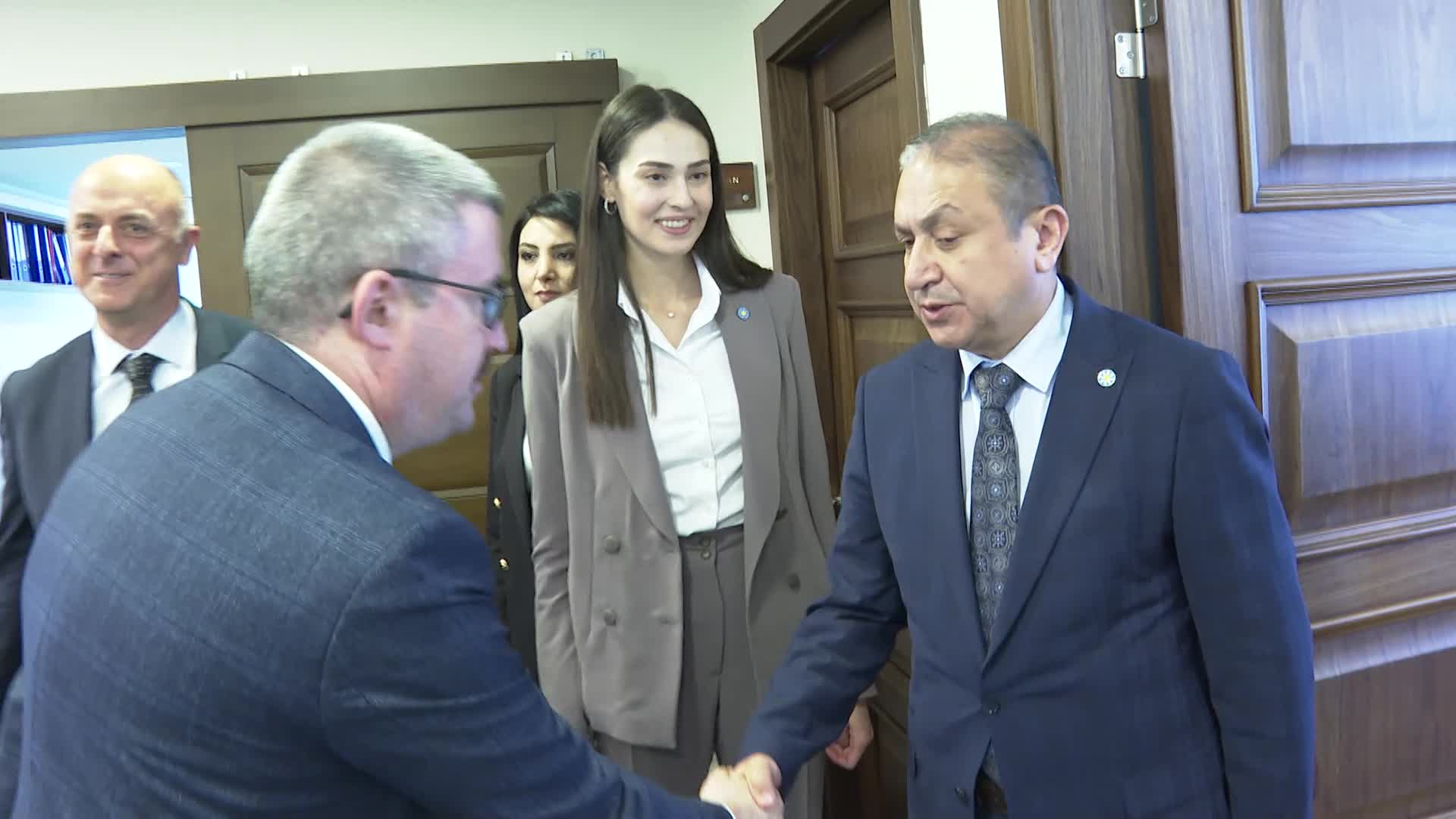 SİYASİ PARTİLERDE BAYRAMLAŞMA ZİYARETLERİ… İYİ PARTİLİ AYFER YILMAZ: “UMARIZ HERHANGİ BİR DEPREM İÇİN HAZIRLIKLARIMIZI ÇOK DAHA İYİ YAPARAK TEDBİRLERİMİZİ ALIRIZ”