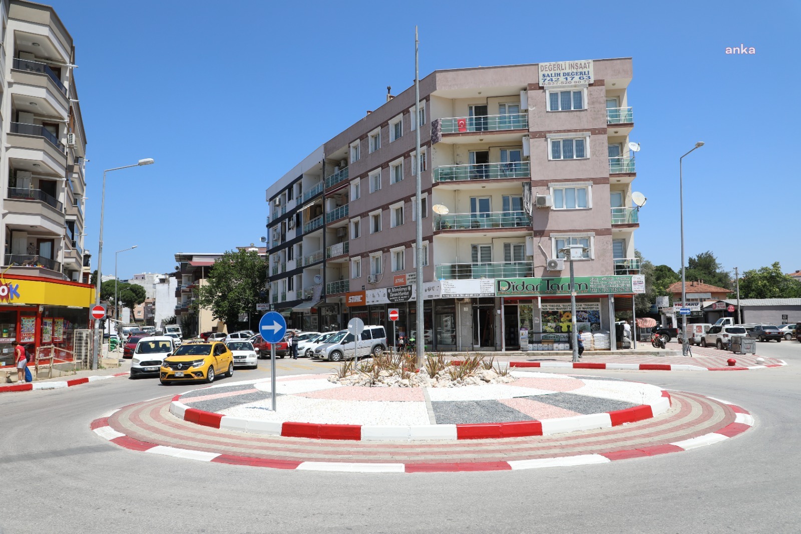 MENDERES’TE BORDÜR VE KALDIRIMLAR BOYANIYOR