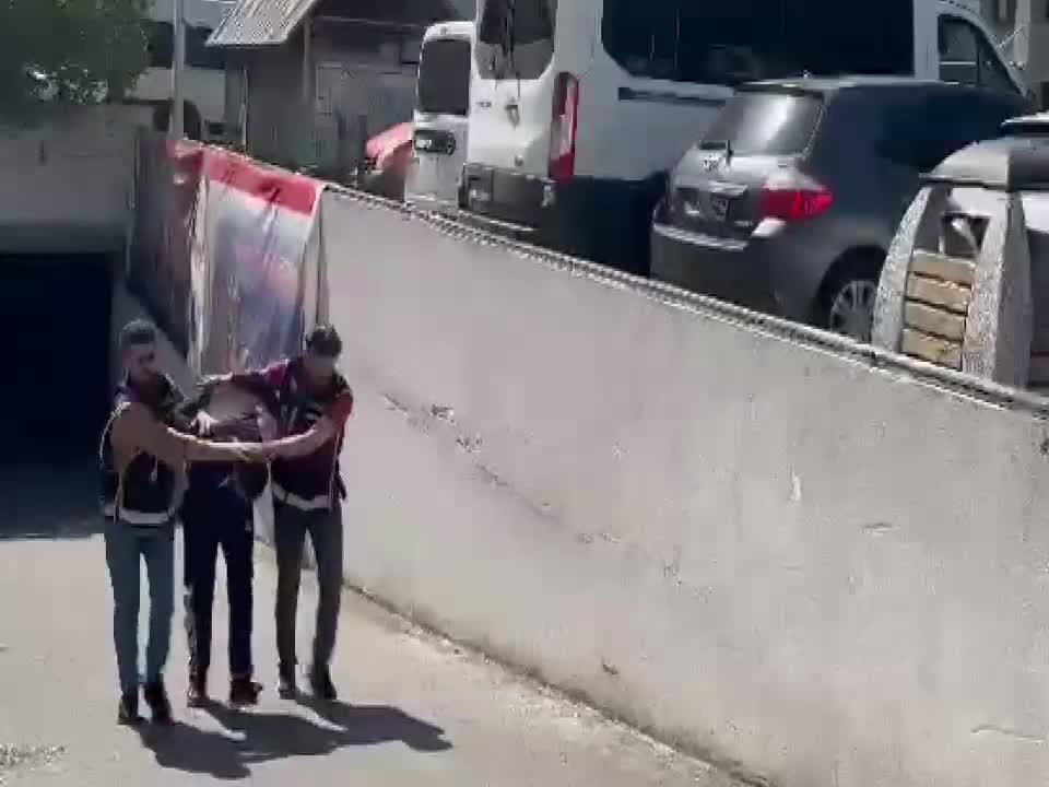 SUÇ ÖRGÜTÜNE ÜYE OLMAKTAN ARANAN  ŞÜPHELİ, ARTVİN SINIRINDAN YURTDIŞINA KAÇMAYA ÇALIŞIRKEN YAKALANDI