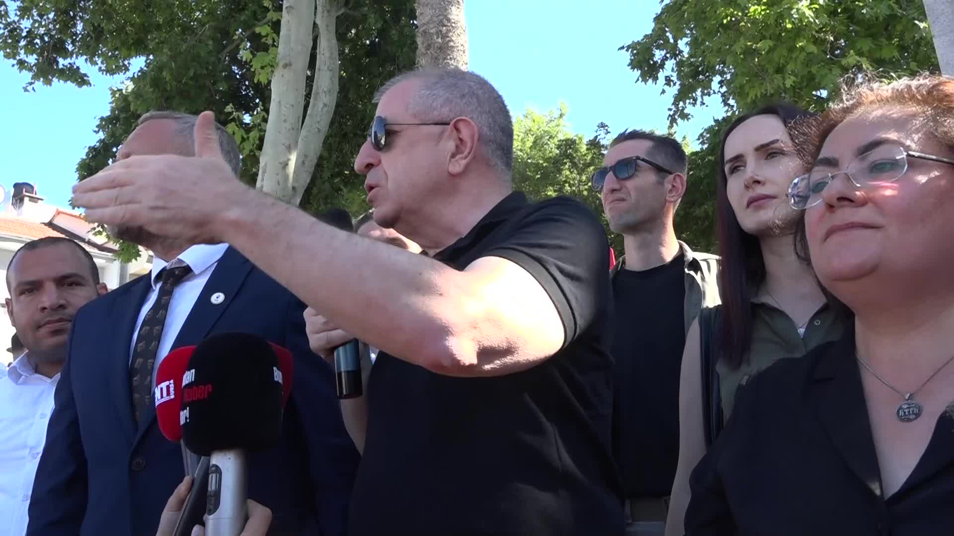 ÜMİT ÖZDAĞ: "BURADAN ERDOĞAN’A SESLENİYORUM. SEN MİLYONLARI BURAYA DOLDURARAK TÜRK HALKININ GÜVENLİĞİNİ TEHLİKEYE ATTIN, REFAHINI ELİNDEN ALDIN"