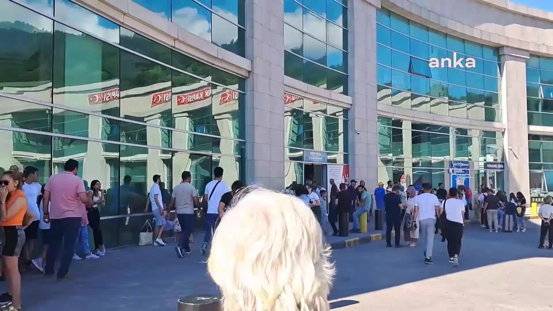BATUM'A GEZMEYE GİDEN VATANDAŞ: "LARİ SON YILLARDA DEĞERLENİNCE TÜRK PARASI DEĞER KAYBETTİ.  TÜRKİYE'YE KIYASLA FİYATLARDA ÇOK BİR FARK YOK"
