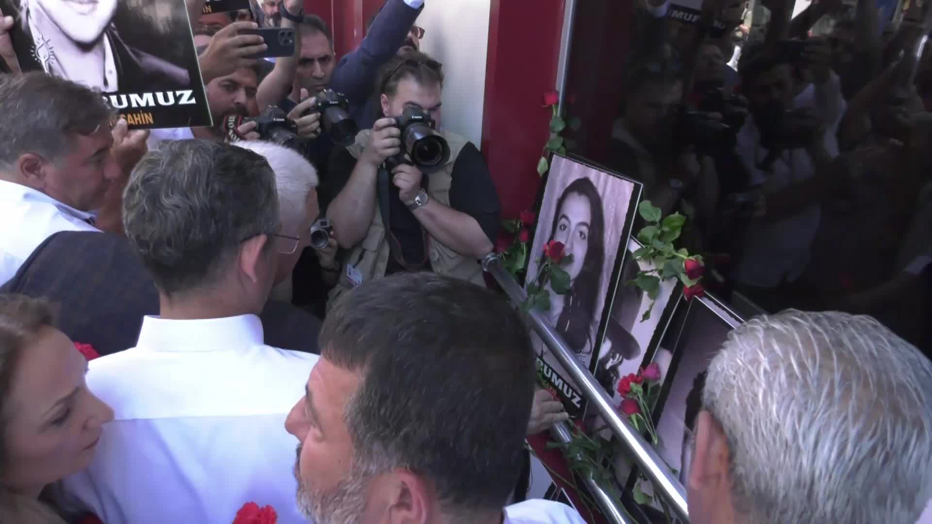 SİVAS KATLİAMININ 30. YILI… ÖZGÜR ÖZEL VE CHP MİLLETVEKİLLERİ, MADIMAK OTELİ’NİN ÖNÜNDE: “TÜRKÜ YAKANLARIN, TÜRKÜ YAPANLARI YAKANLARDAN GÜÇLÜ OLDUĞUNUN YEMİNİNE TANIKLIK ETMEYE GELDİK. 30 YILDIR EDİYORUZ, BUNDAN SONRA DA DEVAM EDECEĞİZ”