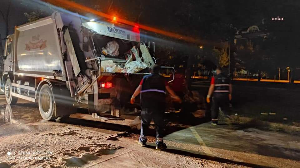 İZMİT BELEDİYESİ KURBAN BAYRAMI BOYUNCA 300 TON KURBAN ATIĞI BERTARAF ETTİ