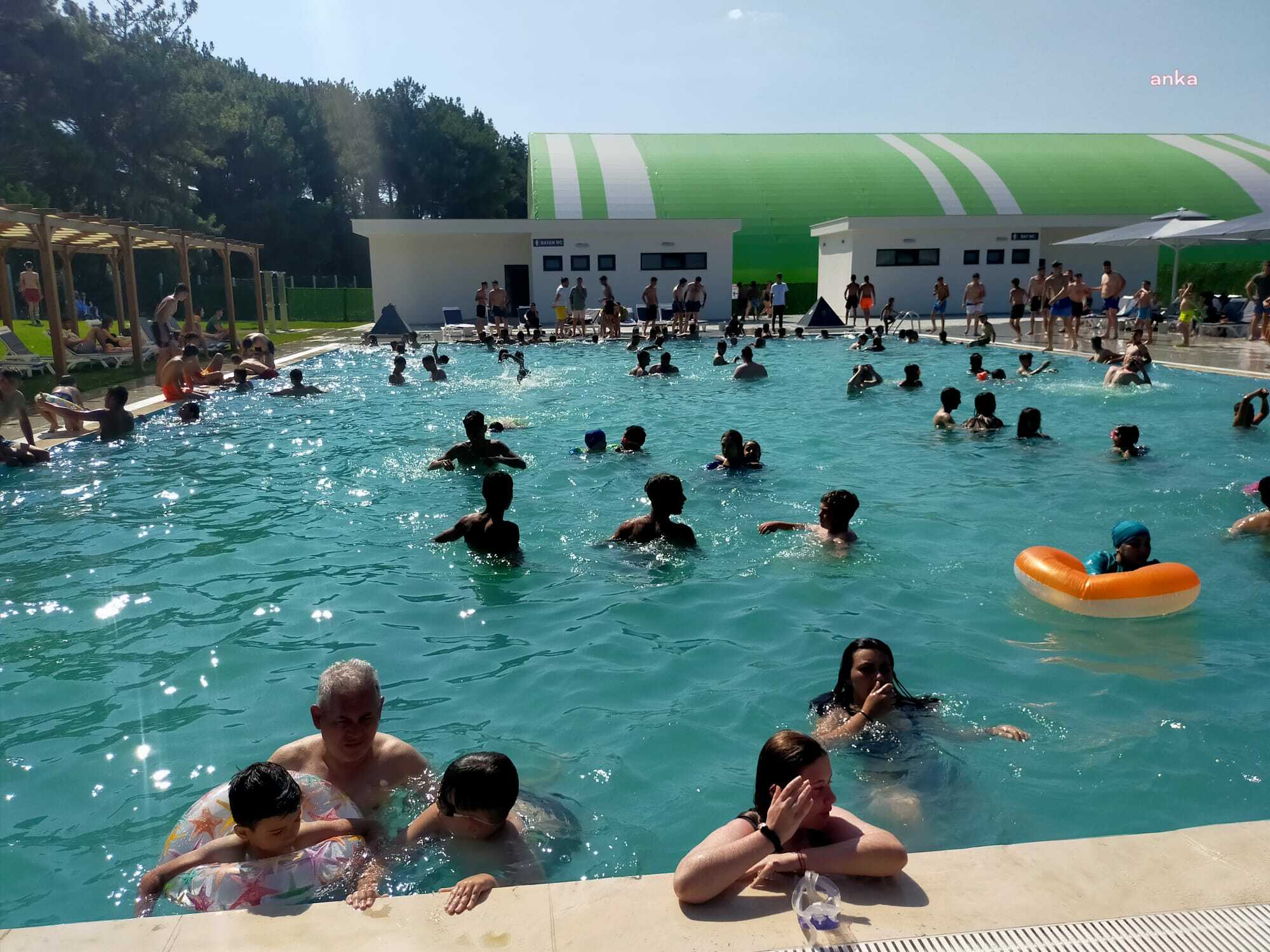 BAYRAMİÇ, BAYRAMIN TADINI YÜZME HAVUZUNDA ÇIKARDI