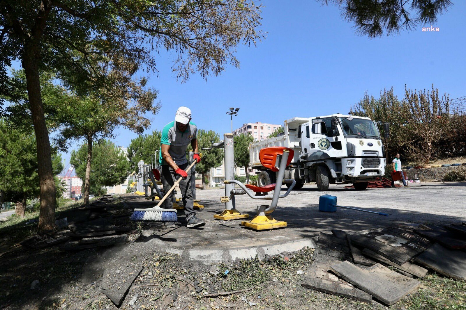 BUCA’DA KUNDAKLANAN PARKTA YENİLEME ÇALIŞMALARI BAŞLADI