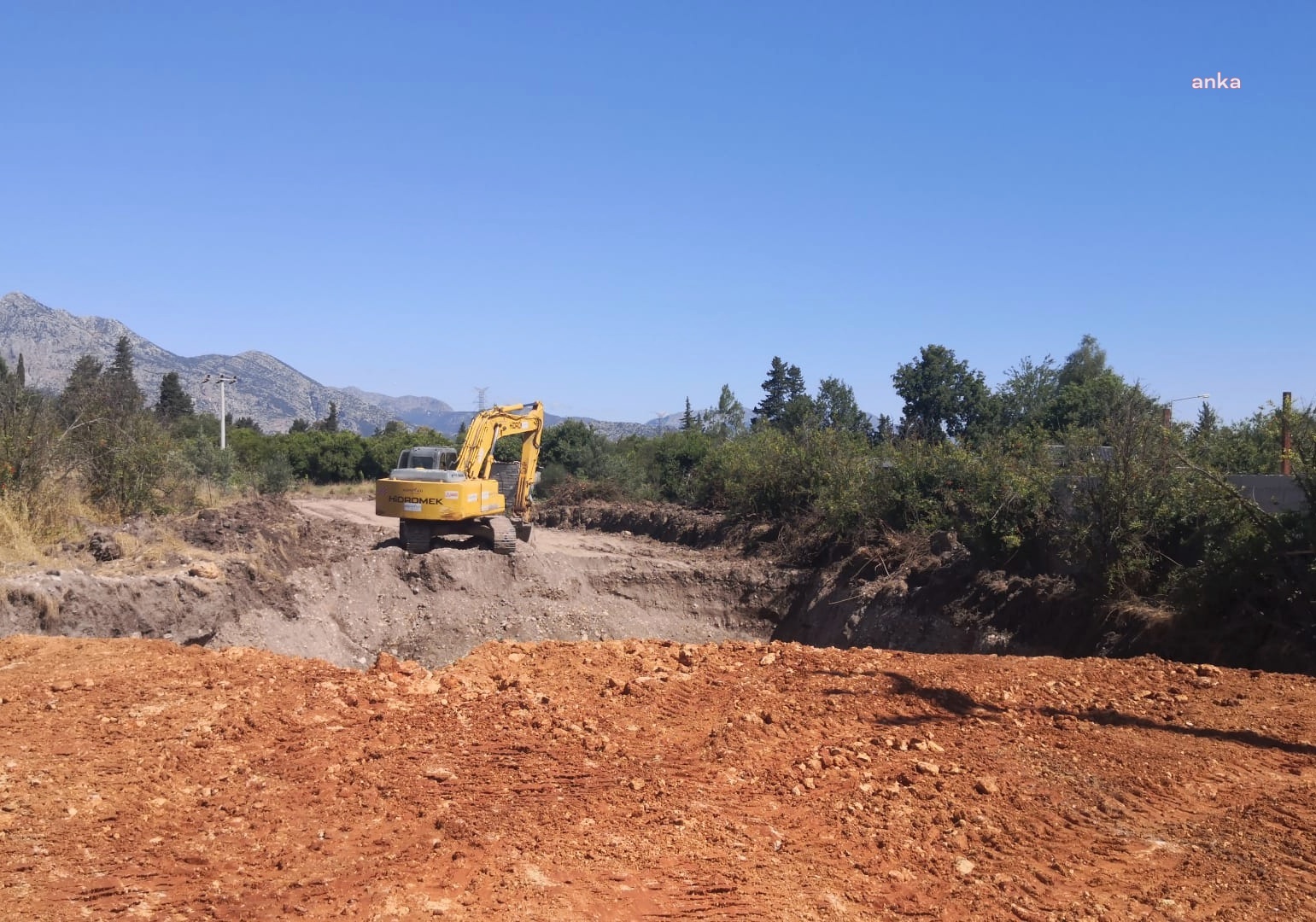 KONYAALTI’NDA YOL ÇALIŞMALARI DEVAM EDİYOR