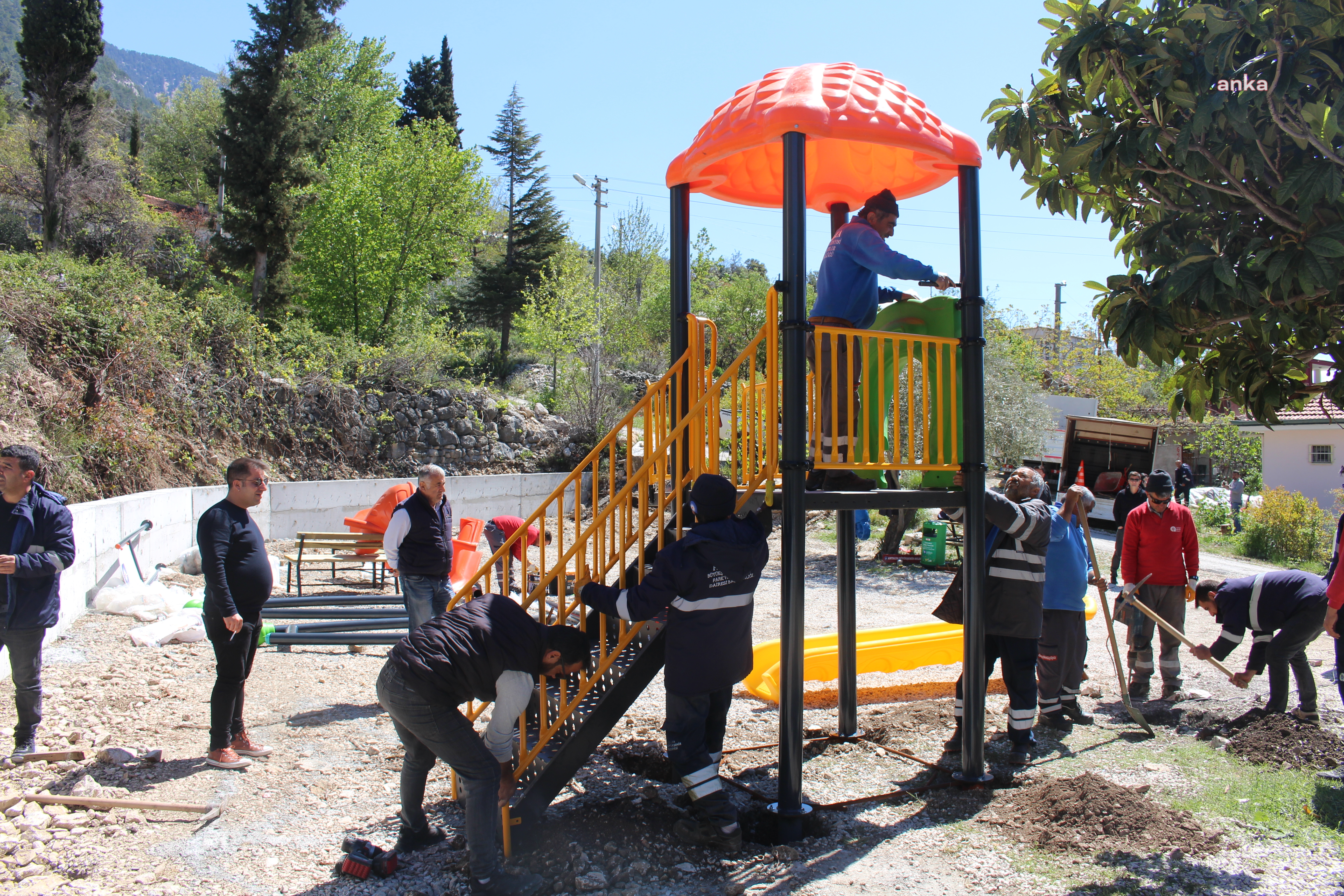 ANTALYA BÜYÜKŞEHİR İLÇELERDE ÇOCUKLAR İÇİN OYUN PARKI YAPTI