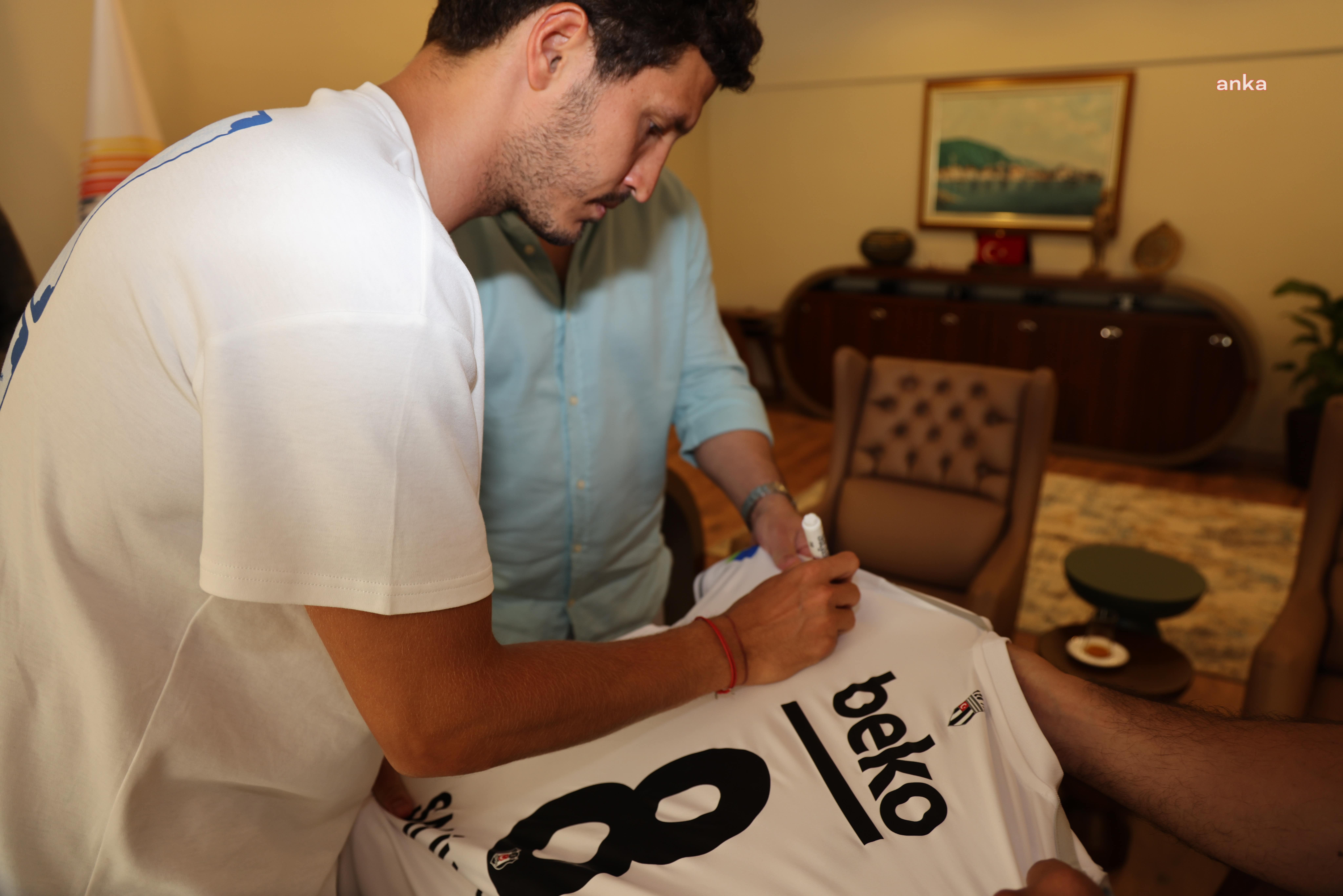 MARMARİSLİ FUTBOLCU SALİH UÇAN’DAN BAŞKAN OKTAY’A ZİYARET