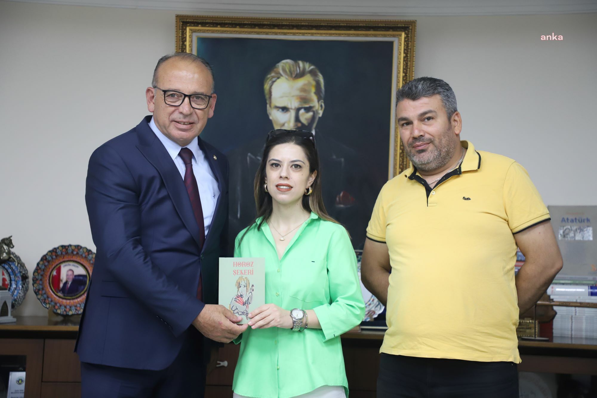 TURGUTLULU ÖĞRETMEN İLK KİTABININ HEYECANINI BELEDİYE BAŞKANI AKIN’LA PAYLAŞTI