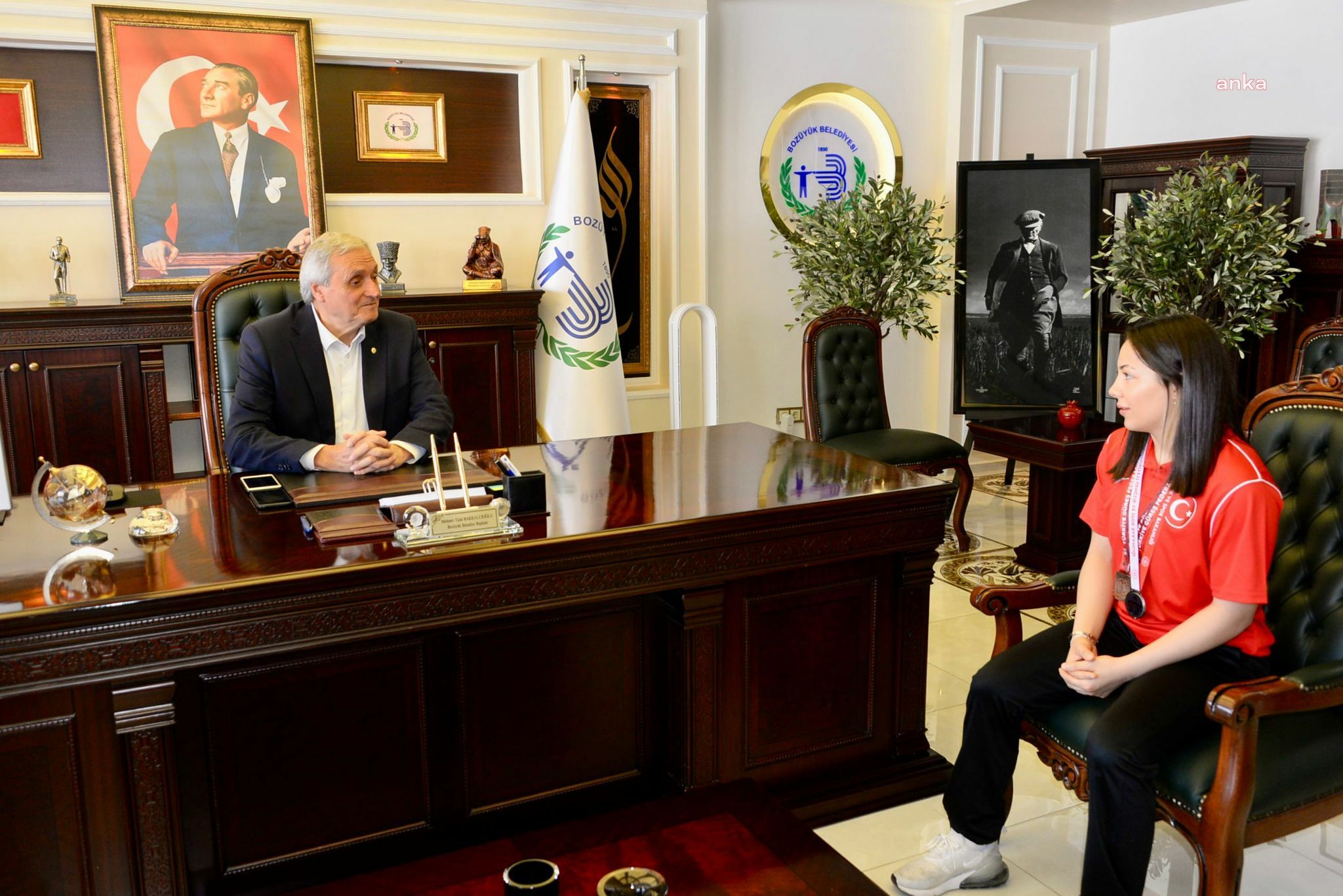 BİLECİKLİ SPORCU BAŞAK DUMAN’DAN BOZÜYÜK BELEDİYE BAŞKANI BAKKALCIOĞLU’NA ZİYARET
