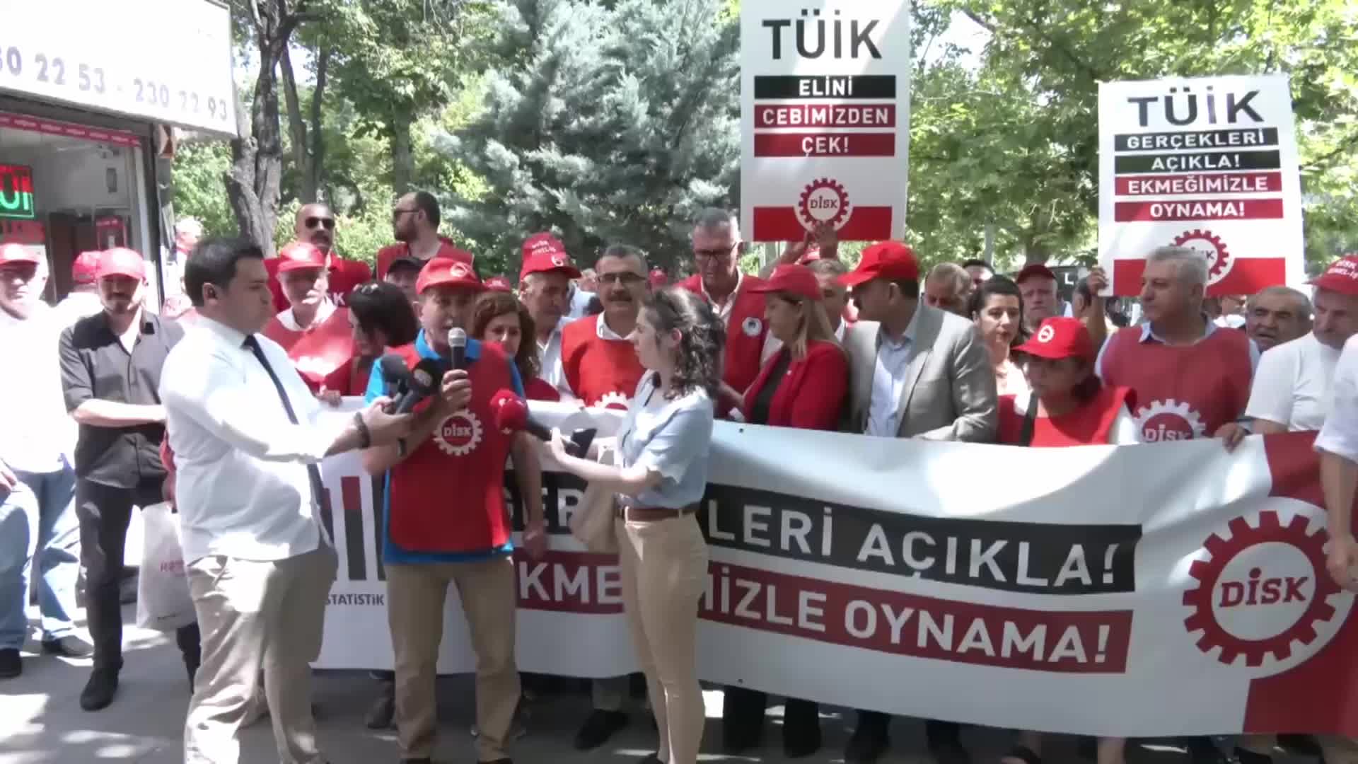 DİSK'TEN TÜİK ÖNÜNDE ENFLASYON AÇIKLAMASI... ARZU ÇERKEZOĞLU: "TÜİK'İN AÇIKLADIĞI ENFLASYON RAKAMIYLA HALKIN YAŞADIĞI ENFLASYON ARASINDAKİ MAKAS GÜNDEN GÜNE DAHA FAZLA AÇILMAKTADIR. BU DURUM, 85 MİLYONU ÇOK CİDDİ BİÇİMDE YOKSULLAŞTIRMAKTADIR"