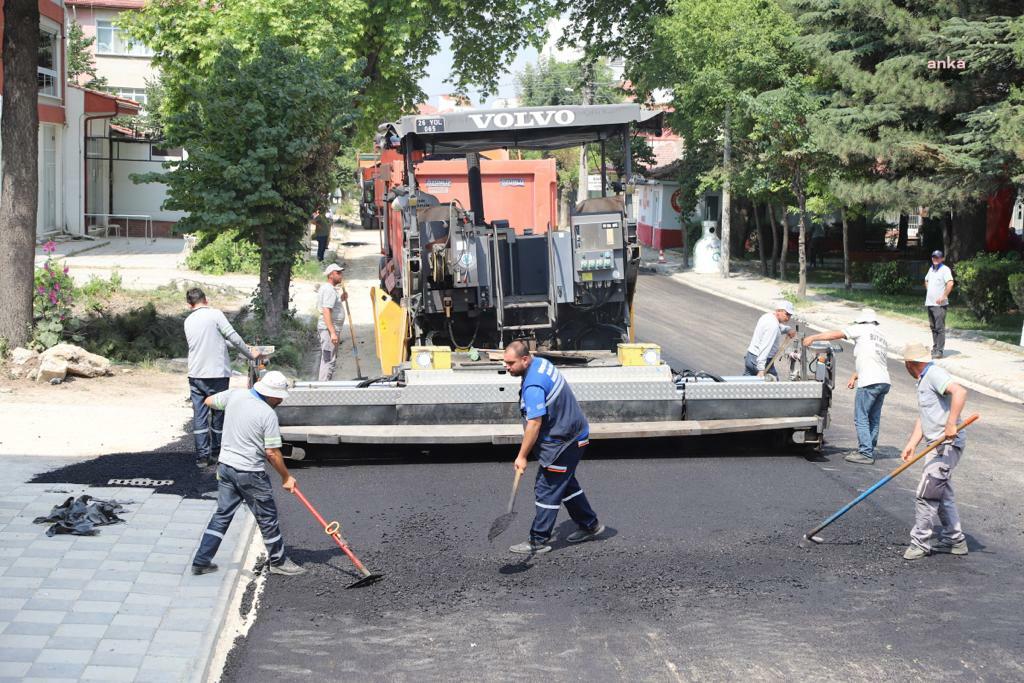 ESKİŞEHİR BÜYÜKŞEHİR’DEN MAHALLELERDE SICAK ASFALT ÇALIŞMASI