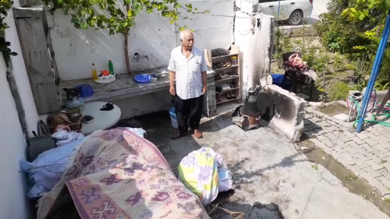 FIRTINADA MUTFAK ÇATISI UÇAN KADİRLİLİ VATANDAŞ: "FAKİR OLMAK, ÇARESİZ OLMAK, KİMSESİZ OLMAK SUÇ MU?"
