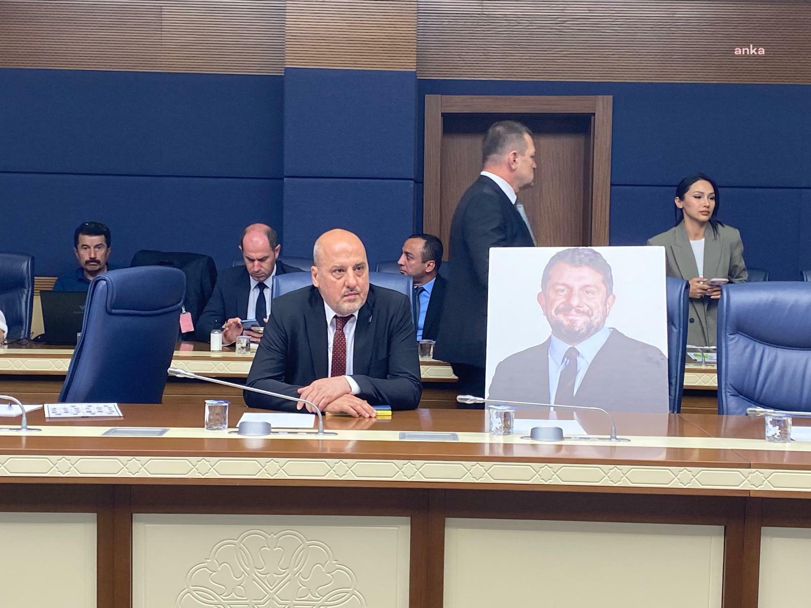 TİP MİLLETVEKİLİ AHMET ŞIK, TBMM İNSAN HAKLARINI İNCELEME KOMİSYONU’NA, TUTUKLU KOMİSYON ÜYESİ CAN ATALAY’IN FOTOĞRAFI İLE GELDİ… KOMİSYON BAŞKANI YANIK, ŞIK’I YERİNDEN KALDIRDI, ŞIK SALONU TERK ETTİ