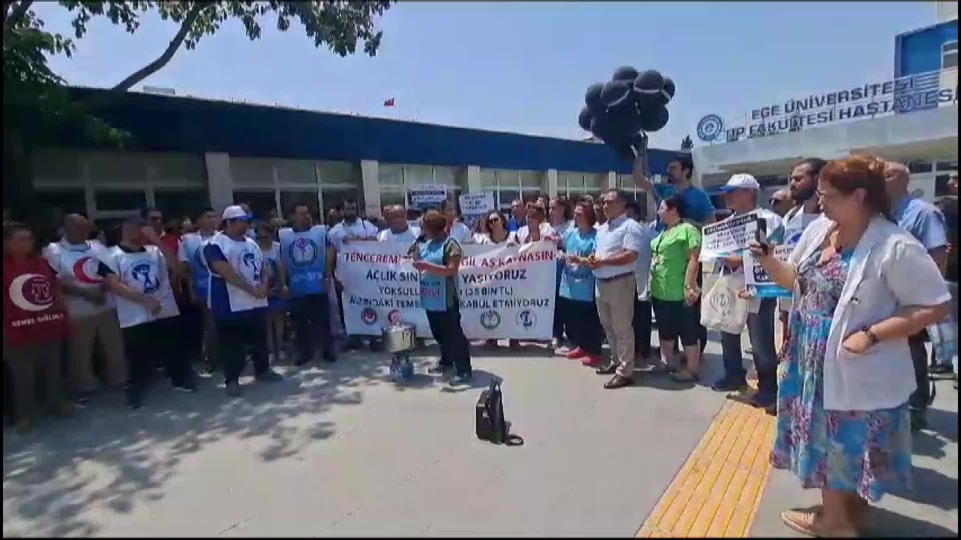 İZMİR’DE SAĞLIKÇILAR ENFLASYON RAKAMLARINI TENCEREDE TAŞ KAYNATARAK PROTESTO ETTİ