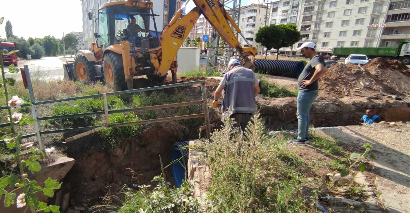 KIRŞEHİR BELEDİYESİ, YAĞMUR SUYU HATTINDAKİ BORULARI YENİLEDİ