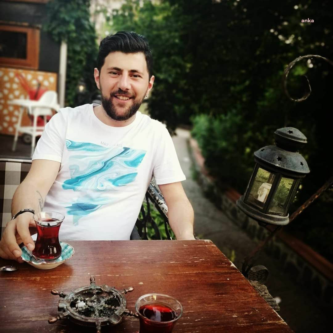 ECZANE ÇALIŞANI GÖKHAN BARAN’I ÖLDÜREN KADİR KELEŞ HAKİM KARŞISINA ÇIKTI. MAHKEME, TUTUKLULUĞUN DEVAMINA KARAR VEREREK DURUŞMAYI ERTELEDİ