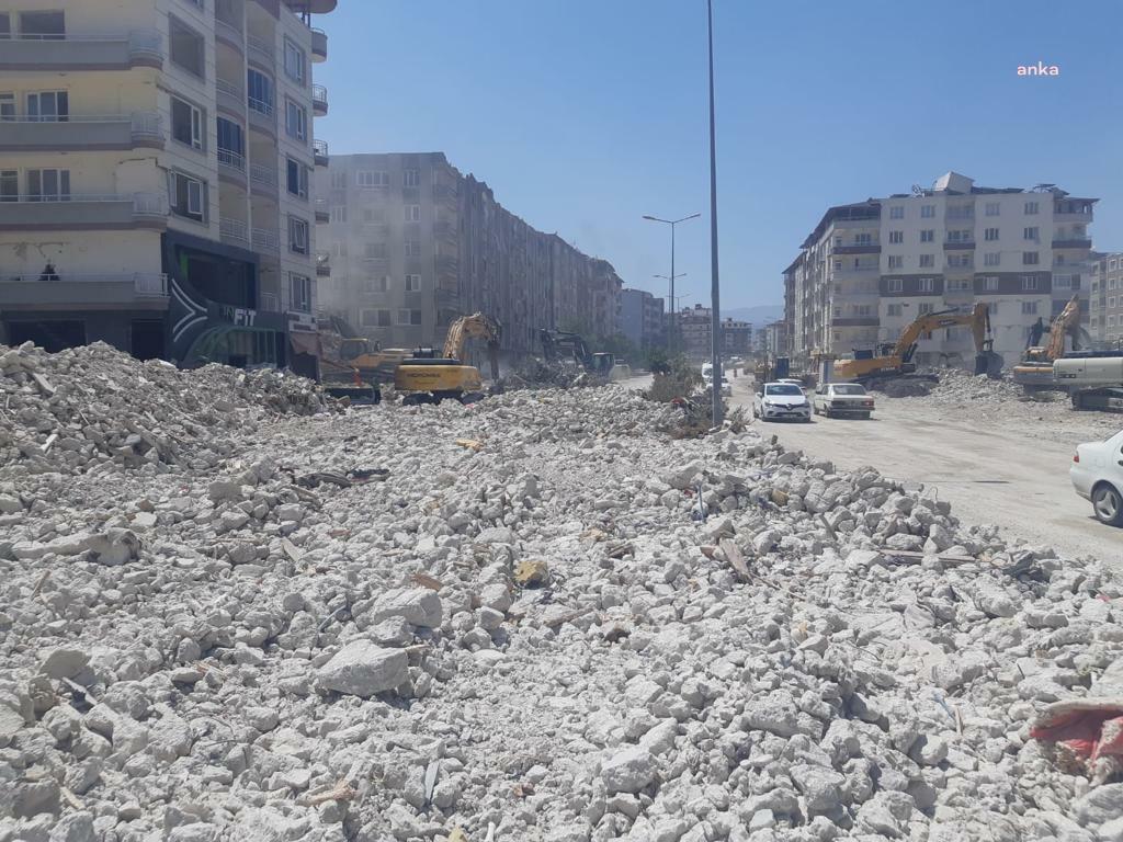 HATAY BÜYÜKŞEHİR BELEDİYESİ: "YASALARA UYGUN OLMAYAN ŞEKİLDE YAPILAN MOLOZ KALDIRMA ÇALIŞMALARI, HATAY HALKINA EZİYETE DÖNÜŞMEKTEDİR. YETKİLİLERİ HASSASİYET GÖSTERMEYE DAVET EDİYORUZ"