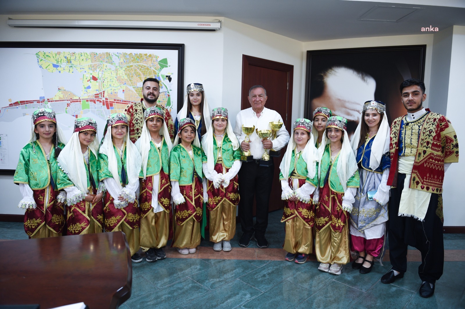 SEYHANLI HALK OYUNLARI TAKIMI’NDAN BELEDİYE BAŞKANI AKAY’A KUPALI ZİYARET