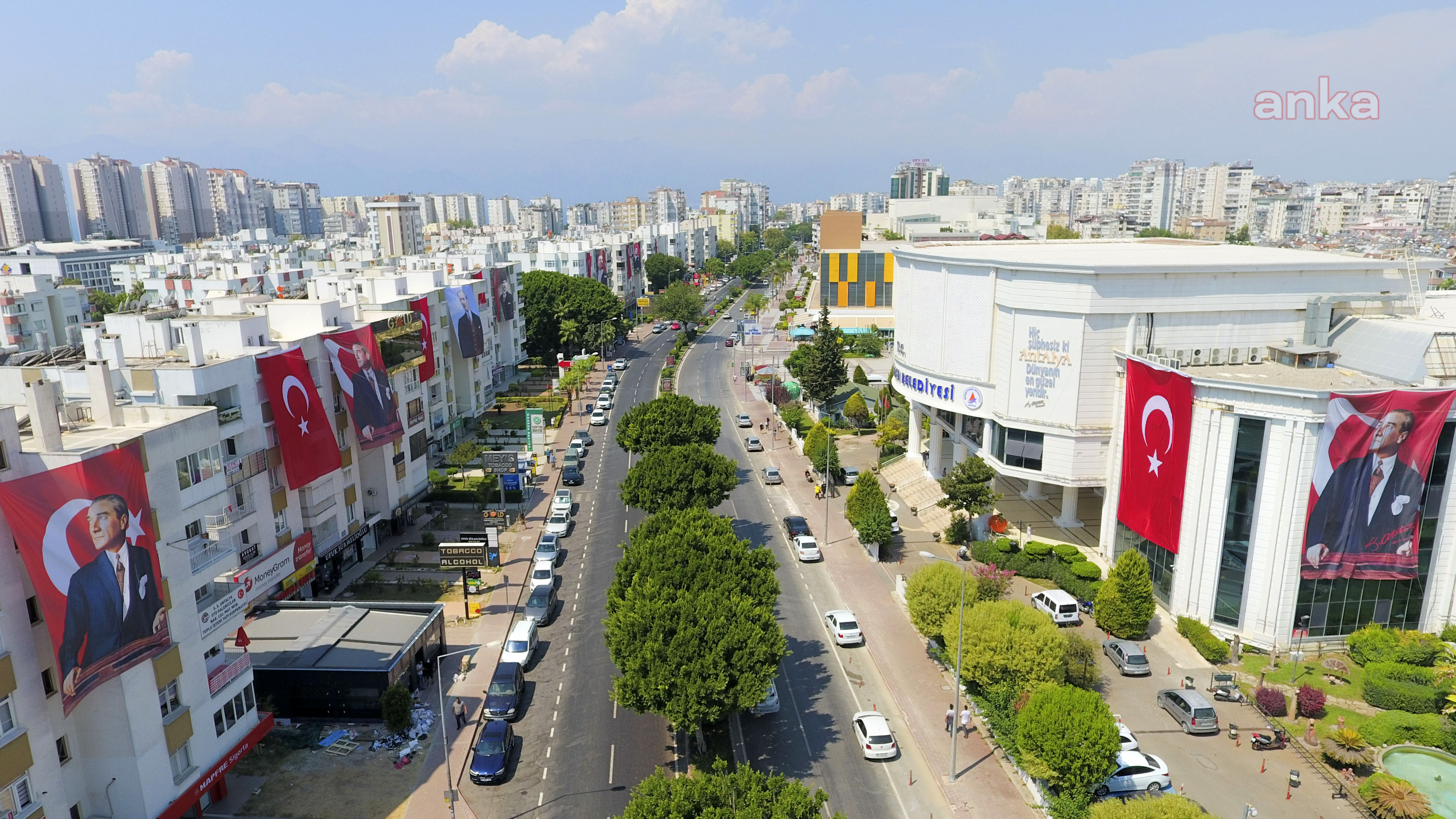 ANTALYA KIRMIZI-BEYAZ’A BÜRÜNDÜ
