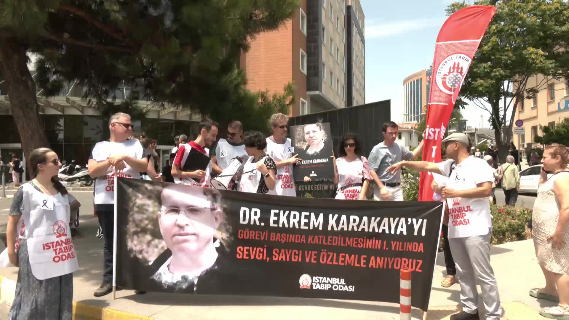 İSTANBUL’DA HEKİMLER, EKREM KARAKAYA’YI ANDI: “SAGˆLIK SİSTEMİNİ DEĞİŞTİRMEDEN SAGˆLIKTA ŞİDDETİN AZALMAYACAĞINI ÇOK İYİ BİLİYORUZ”