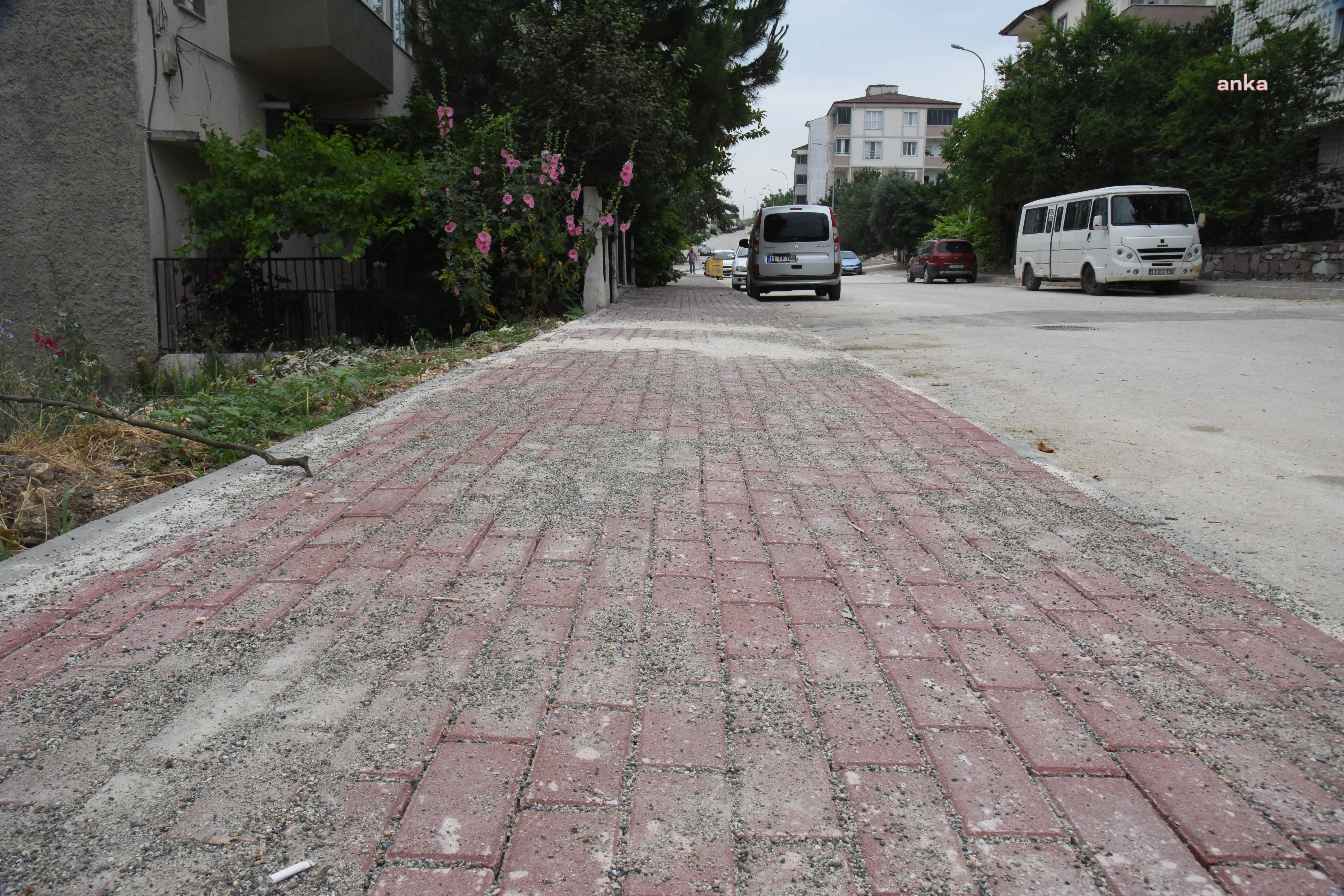 BİLECİK’İN HÜRRİYET MAHALLESİ’NDE KALDIRIMLAR YENİLENİYOR
