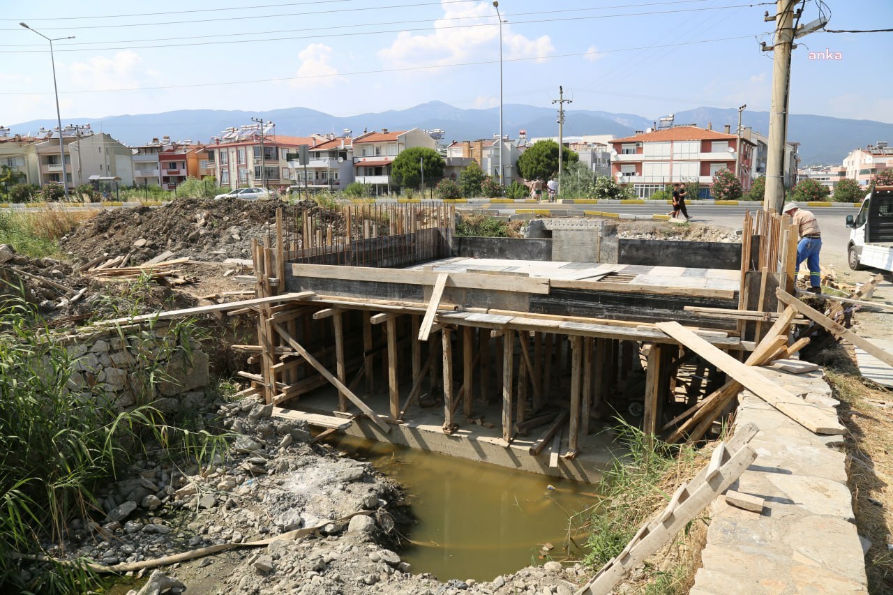 EDREMİT BELEDİYESİ’NDEN AKÇAY PİNA DERESİ’NE YENİ KÖPRÜ
