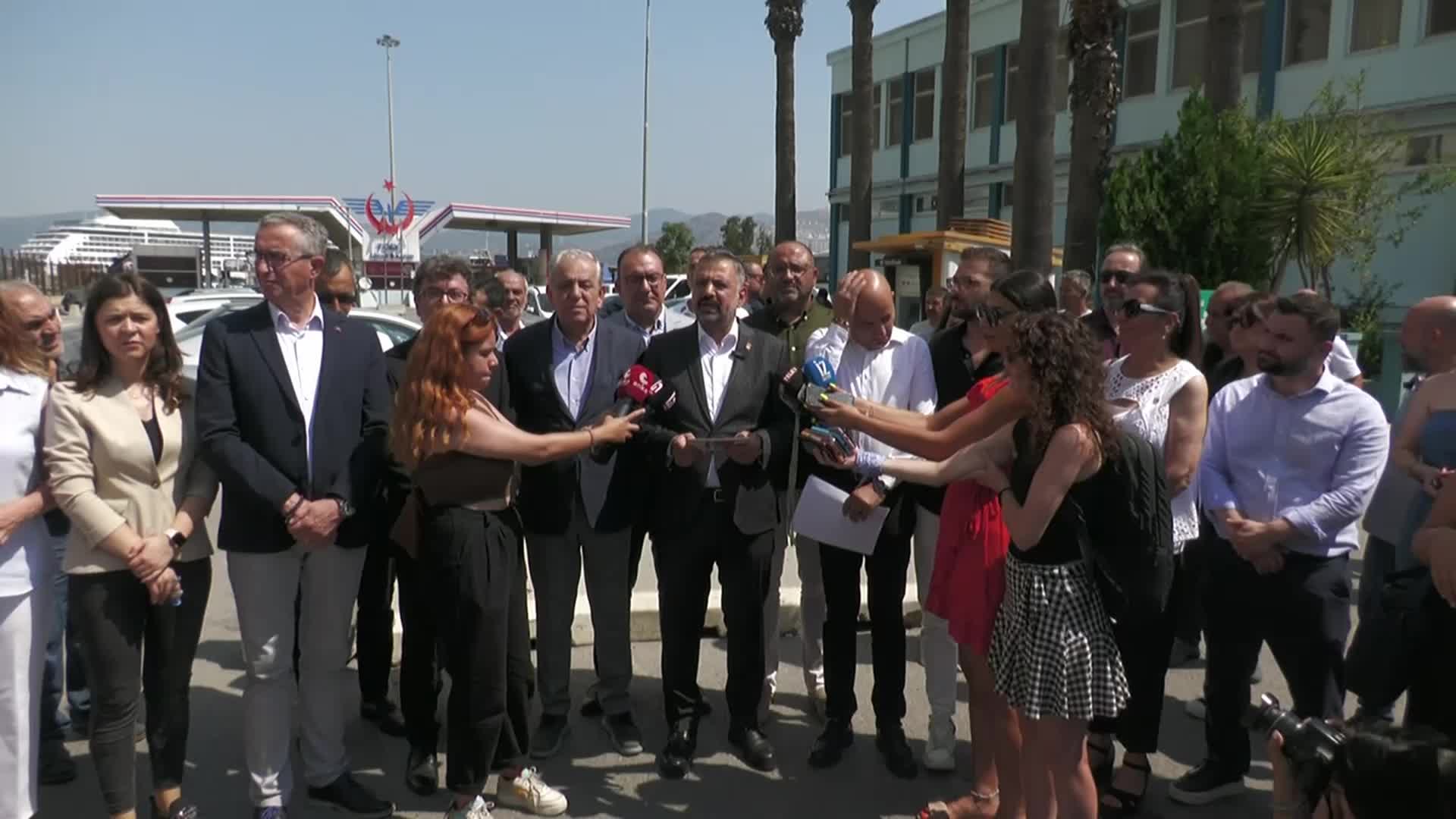 CHP, İZMİR ALSANCAK LİMANININ SATILMASI PLANLARINI PROTESTO ETTİ… MAHİR POLAT: “‘BAE İLE VARLIK FONU ÜZERİNDEN, BMC’NİN VE TANK-PALETİN PEŞKEŞ ÇEKİLDİĞİ FİRMALARIN DA İÇİNDE OLDUĞU BİR GRUBA PEŞKEŞ ÇEKİLMEYE ÇALIŞILDIĞINI BİLİYORUZ”