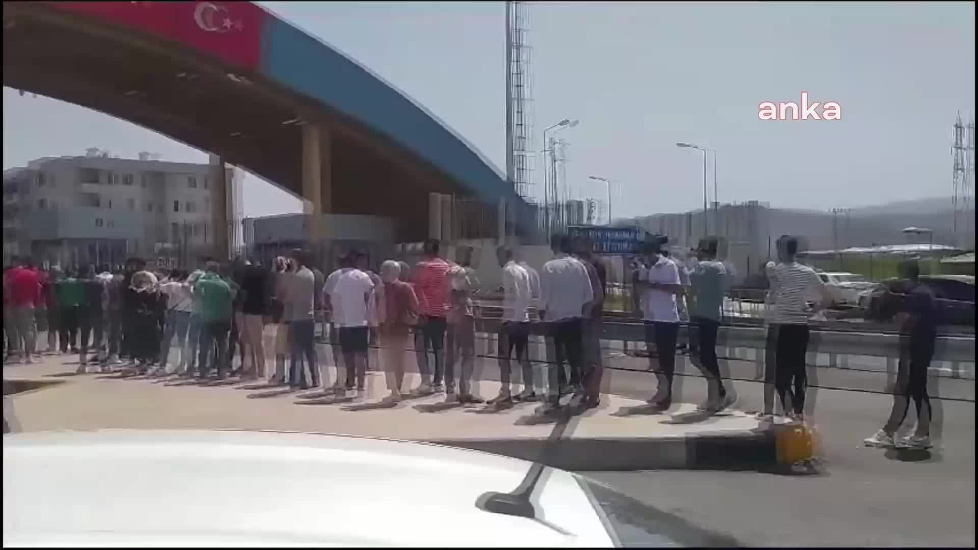 YURT DIŞINDAN GETİRİLEN CEP TELEFONLARININ HARÇ ÜCRETLERİNE YAPILAN ZAMDAN ÖNCE, DİLUCU SINIR KAPISINDA TELEFON KAYIT KUYRUĞU OLUŞTU